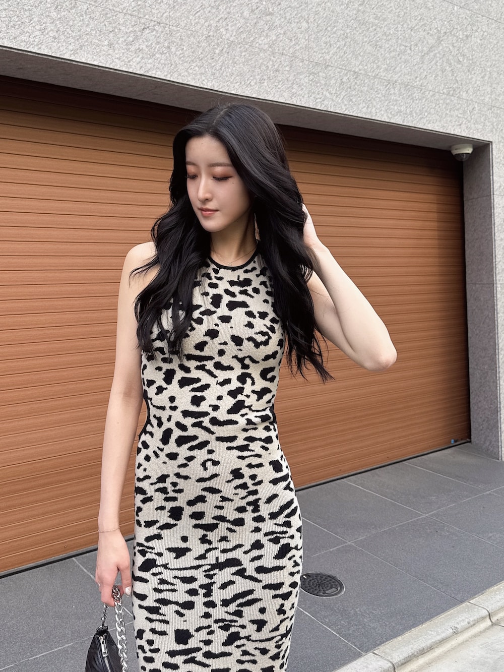 その他のワンピース、ブラック系のサンダル、ブラック系のハンドバッグを着用したレディースの夏コーディネートの3枚目の写真