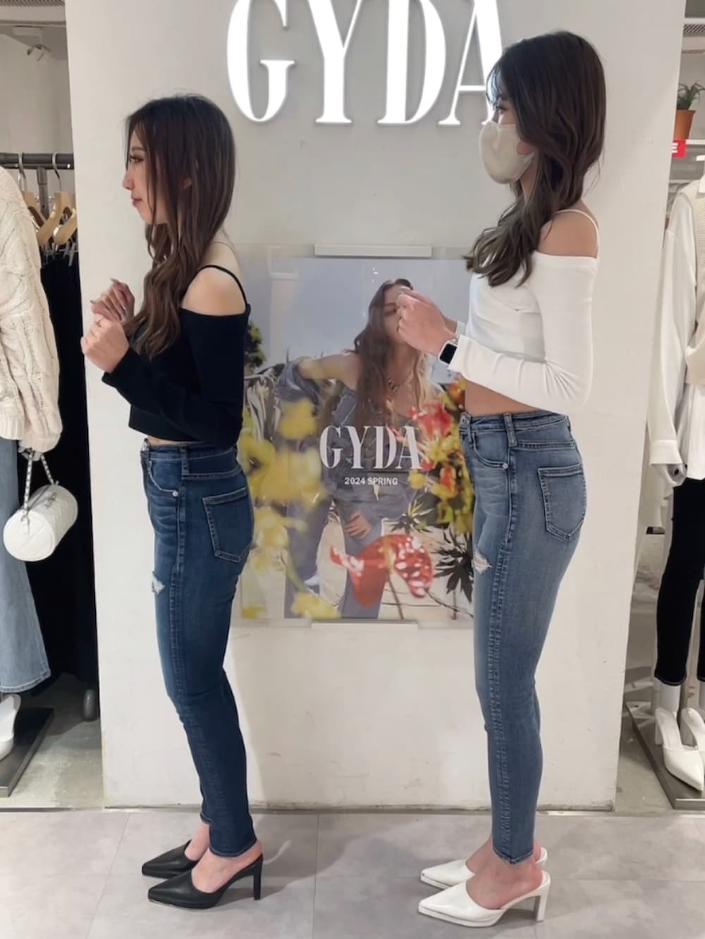 ホワイト系のTシャツ/カットソー、ブルー系のデニムパンツ、ホワイト系のパンプスを着用したレディースの春コーディネートの2枚目の写真