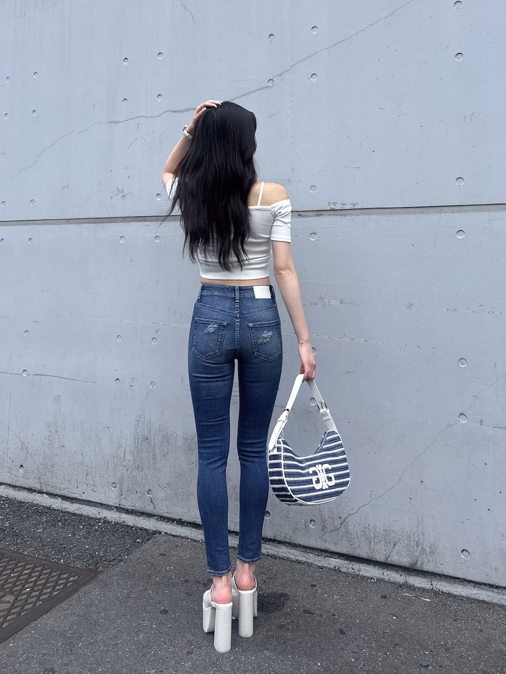 ホワイト系のTシャツ/カットソー、ブルー系のデニムパンツ、ホワイト系のサンダルを着用したレディースの夏コーディネートの4枚目の写真