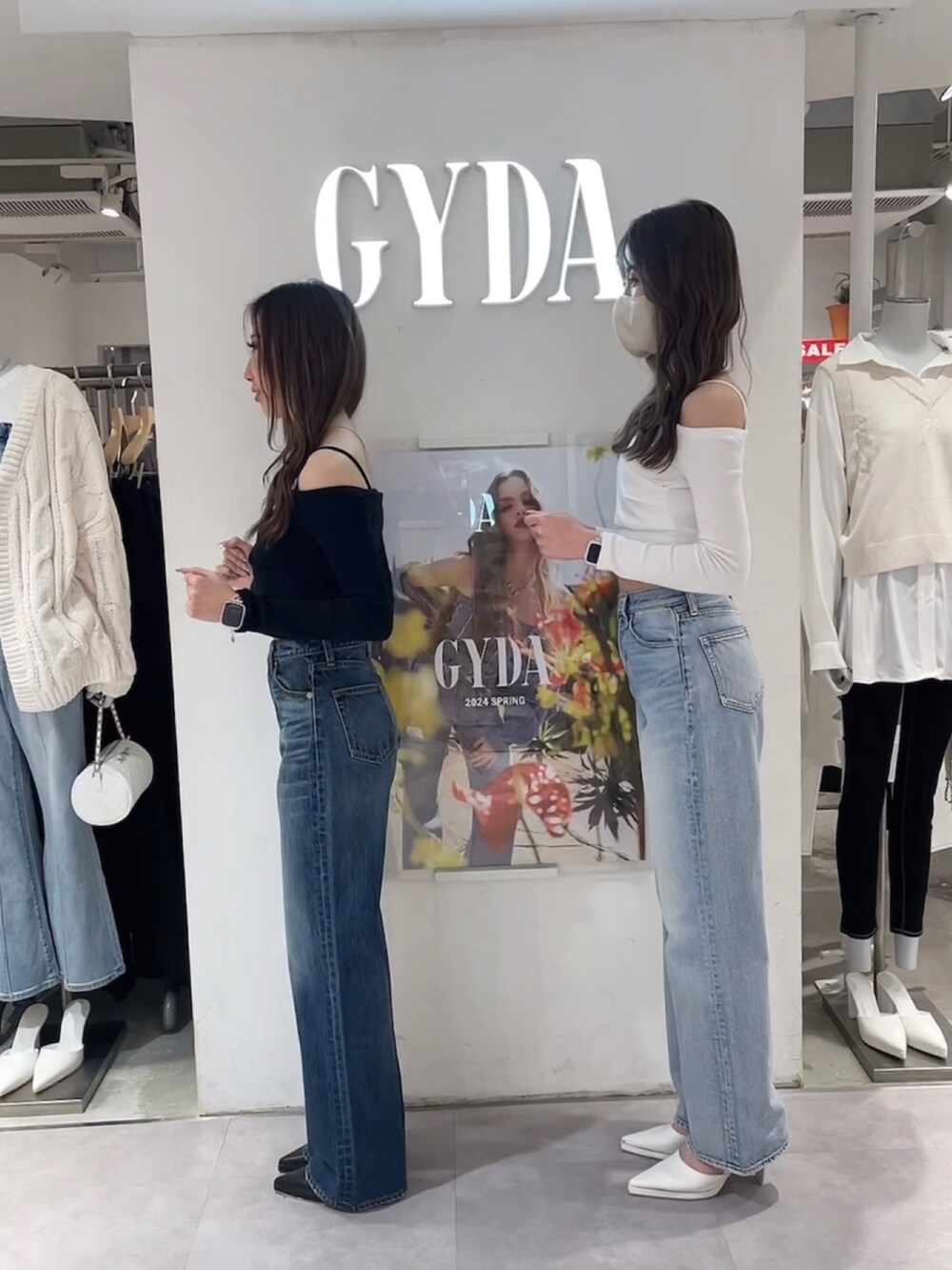 ブルー系のデニムパンツ、ホワイト系のTシャツ/カットソー、ホワイト系のパンプスを着用したレディースの春コーディネートの2枚目の写真