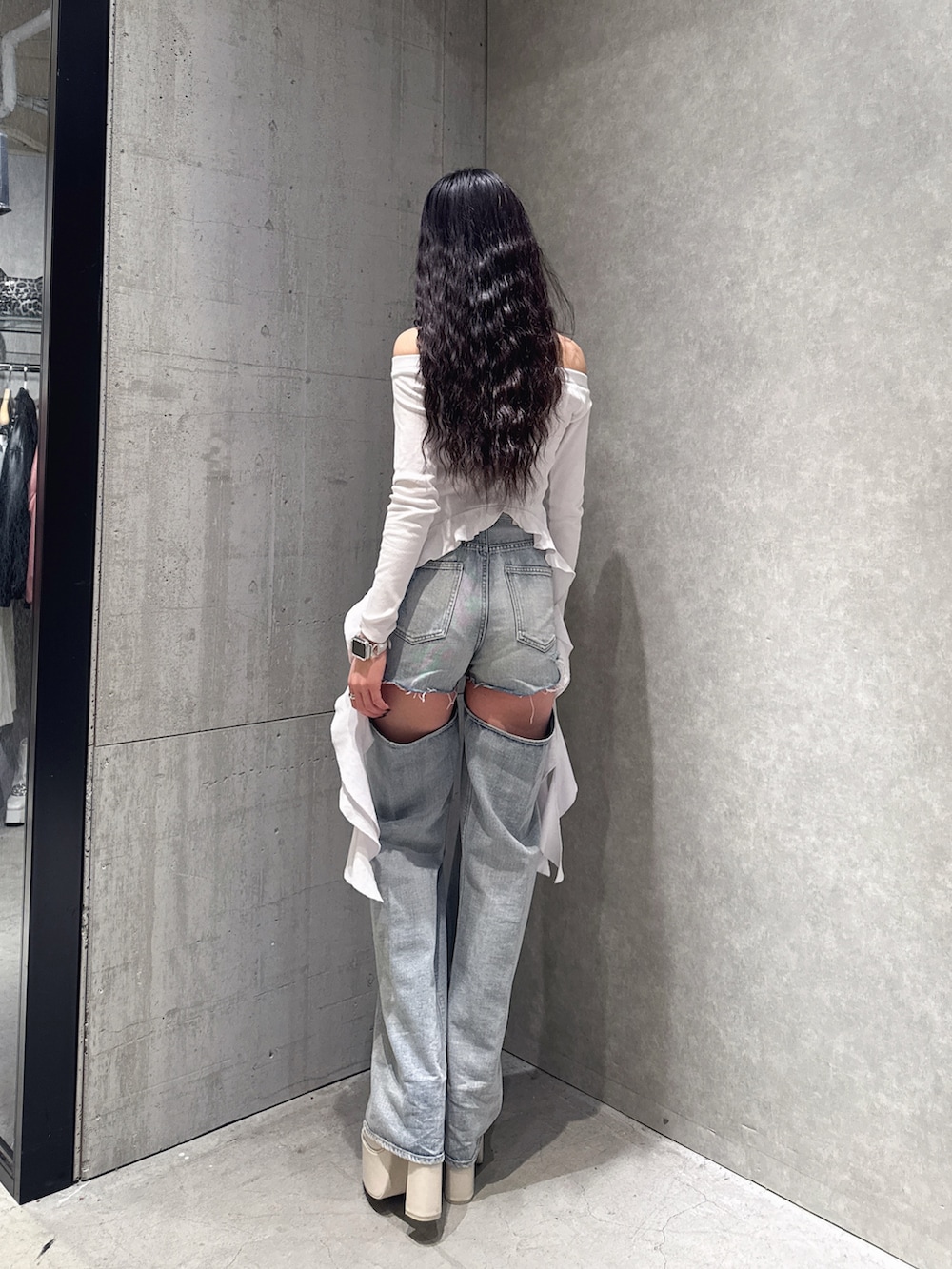 ホワイト系のTシャツ/カットソー、ブルー系のデニムパンツ、ホワイト系のサンダルを着用したレディースの春コーディネートの2枚目の写真