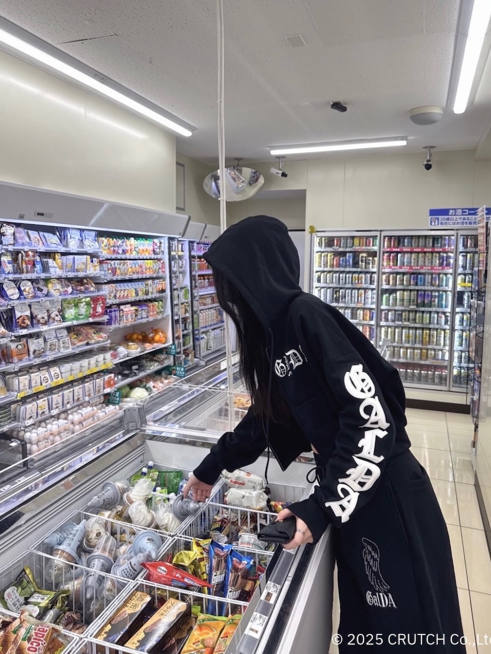 ブラック系のパーカー、ブラック系のその他パンツを着用したレディースの冬コーディネートの3枚目の写真