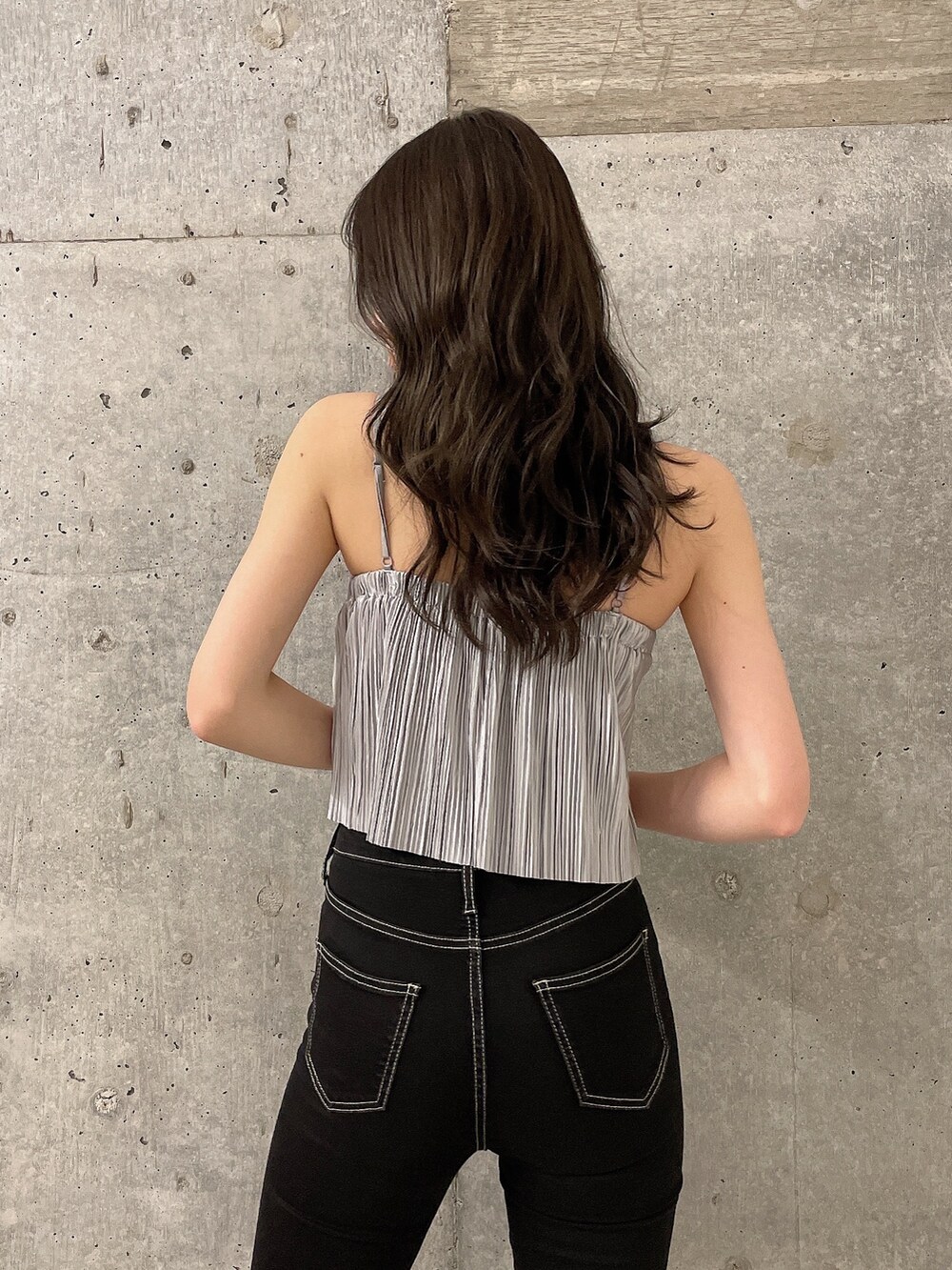 ブルー系のデニムジャケット、グレー系のキャミソール、ブラック系のデニムパンツを着用したレディースの春コーディネートの4枚目の写真