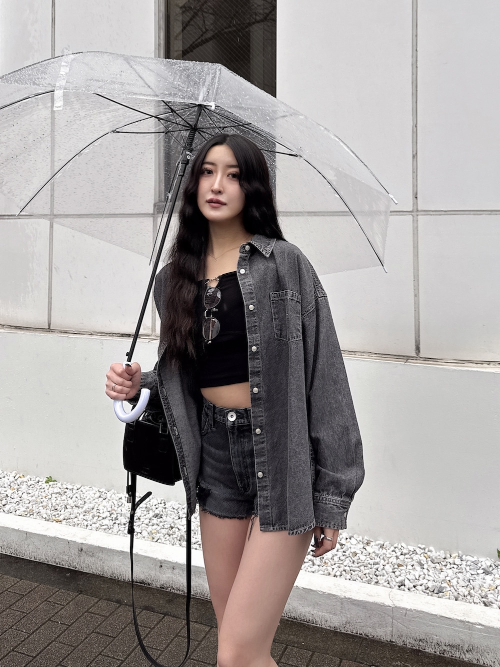 ブラック系のシャツ/ブラウス、ブラック系のデニムパンツ、ブラック系のTシャツ/カットソーを着用したレディースの春コーディネートの2枚目の写真