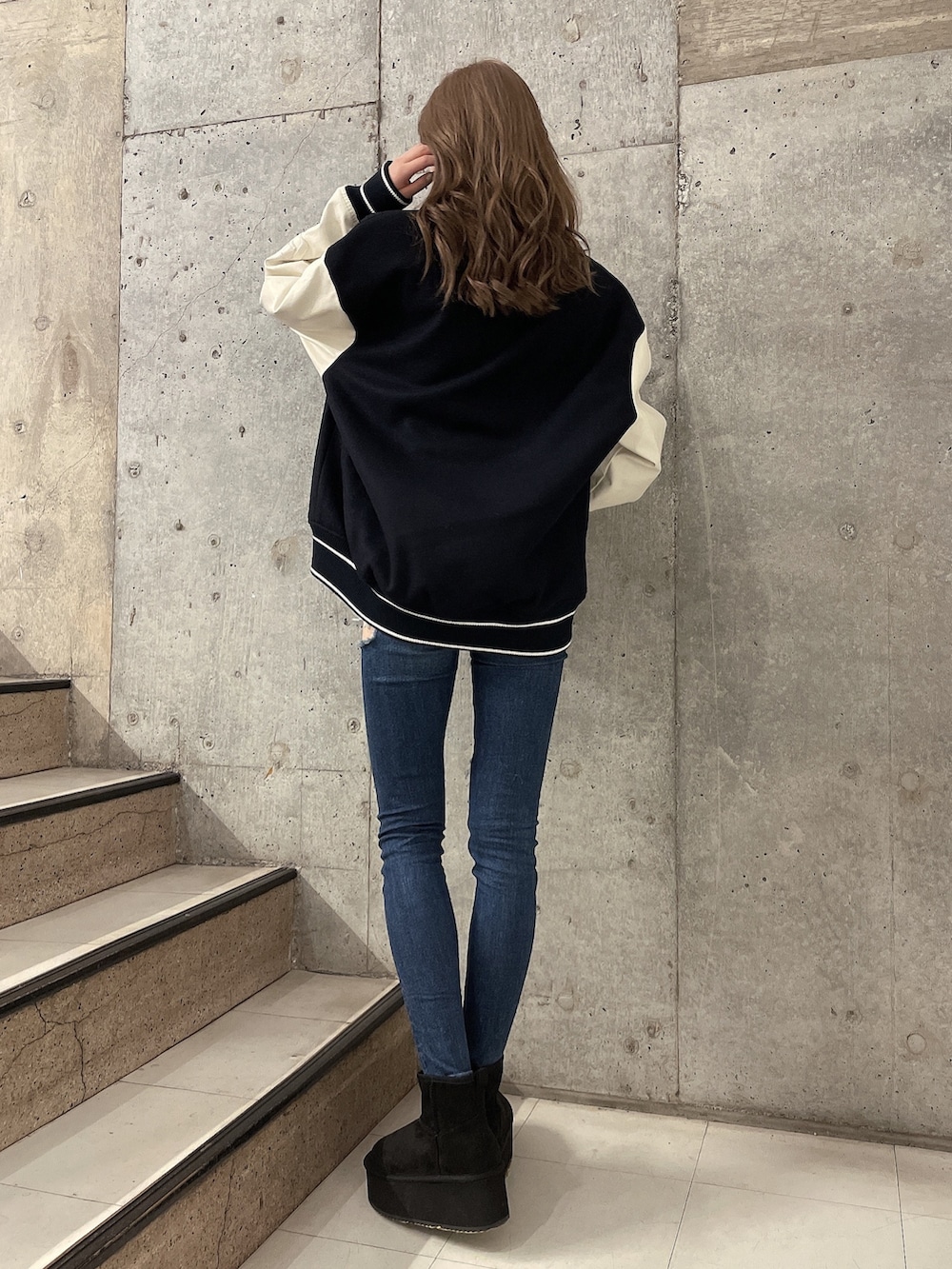 ブルー系のスタジャン、その他のニット/セーター、ブルー系のデニムパンツを着用したレディースの秋コーディネートの3枚目の写真