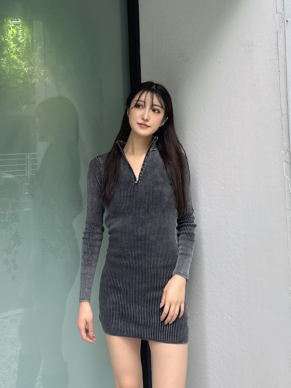 ブラック系のワンピース、ホワイト系のブーツを着用したレディースの夏コーディネートの4枚目の写真