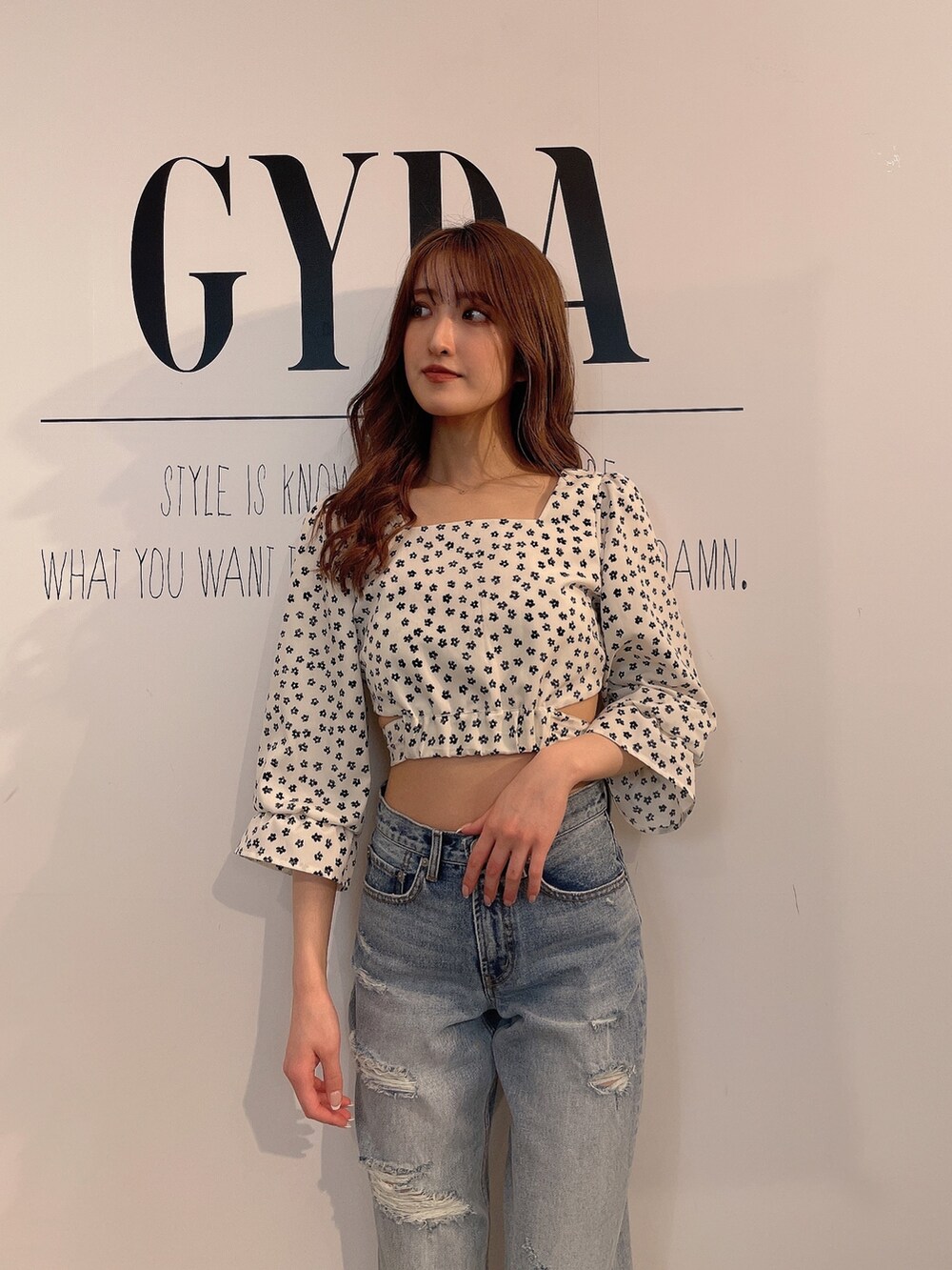 その他のシャツ/ブラウス、ブルー系のデニムパンツ、ブラック系のパンプスを着用したレディースの春コーディネートの4枚目の写真