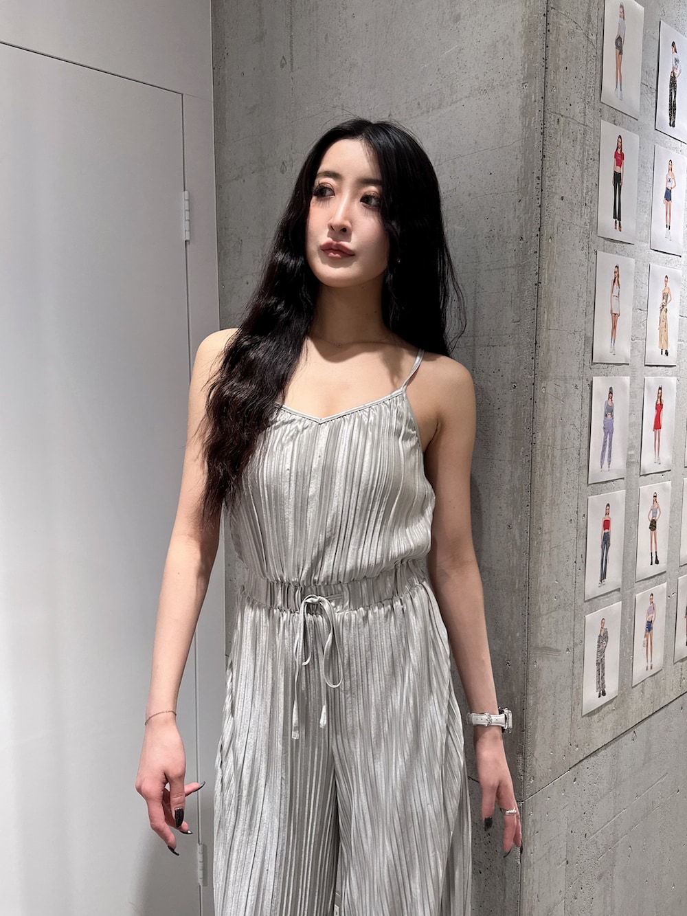 グレー系のつなぎ/オールインワン、ホワイト系のサンダルを着用したレディースの春コーディネートの3枚目の写真