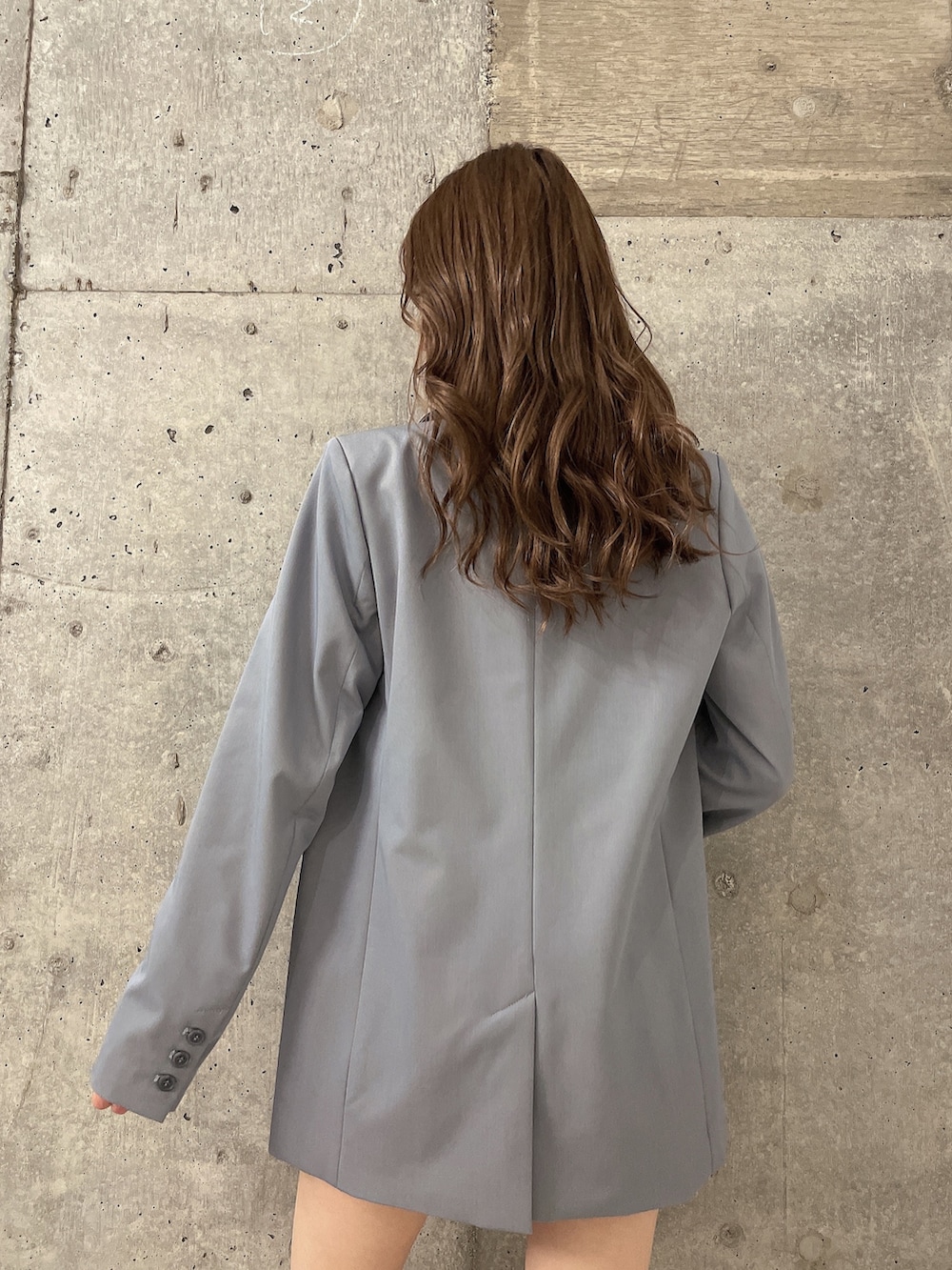 ブルー系のスカート、ブルー系のテーラードジャケット、ホワイト系のTシャツ/カットソーを着用したレディースの春コーディネートの4枚目の写真