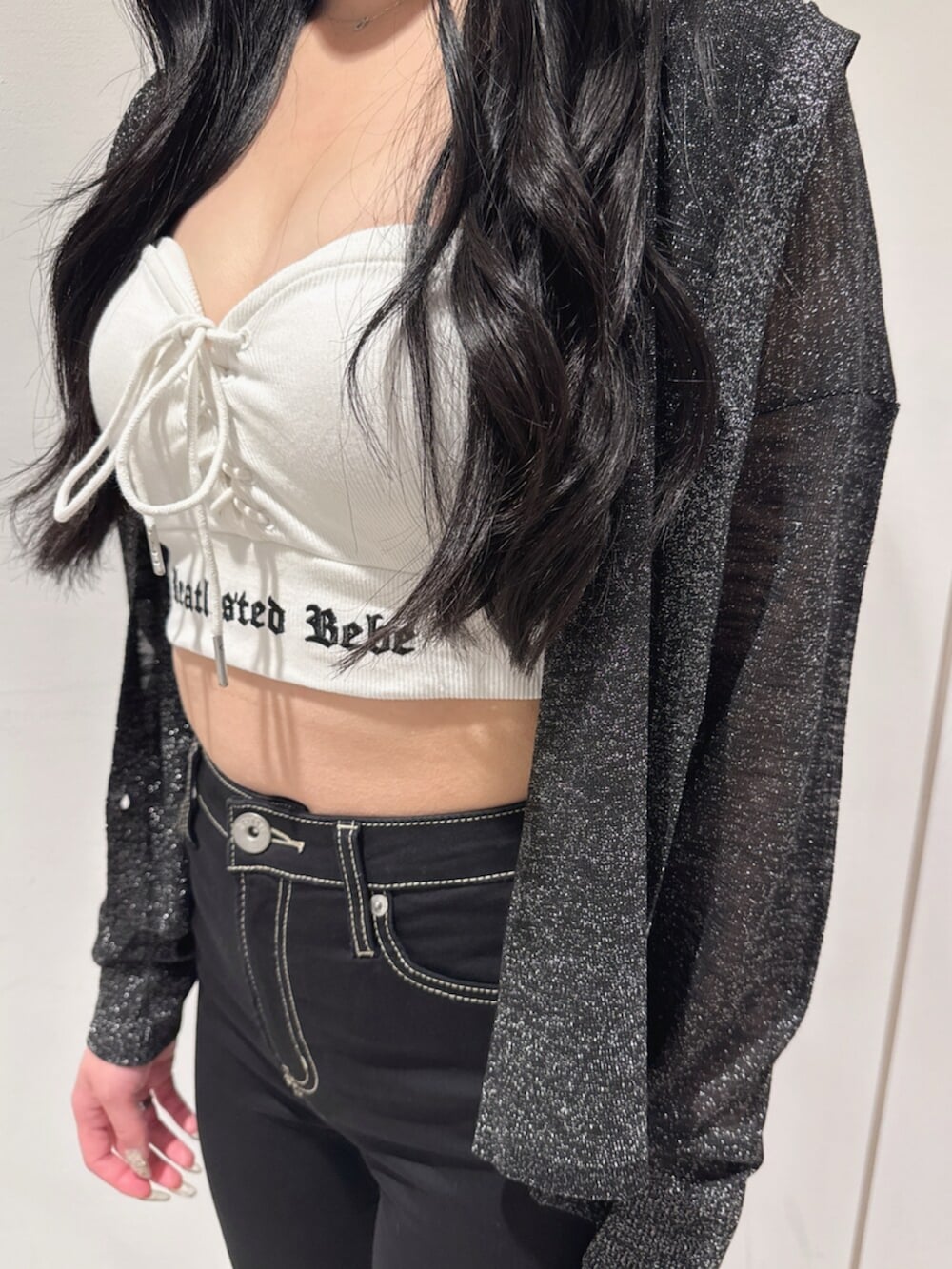 ブラック系のデニムパンツ、ブラック系のサンダル、ブラック系のシャツ/ブラウスを着用したレディースの夏コーディネートの7枚目の写真