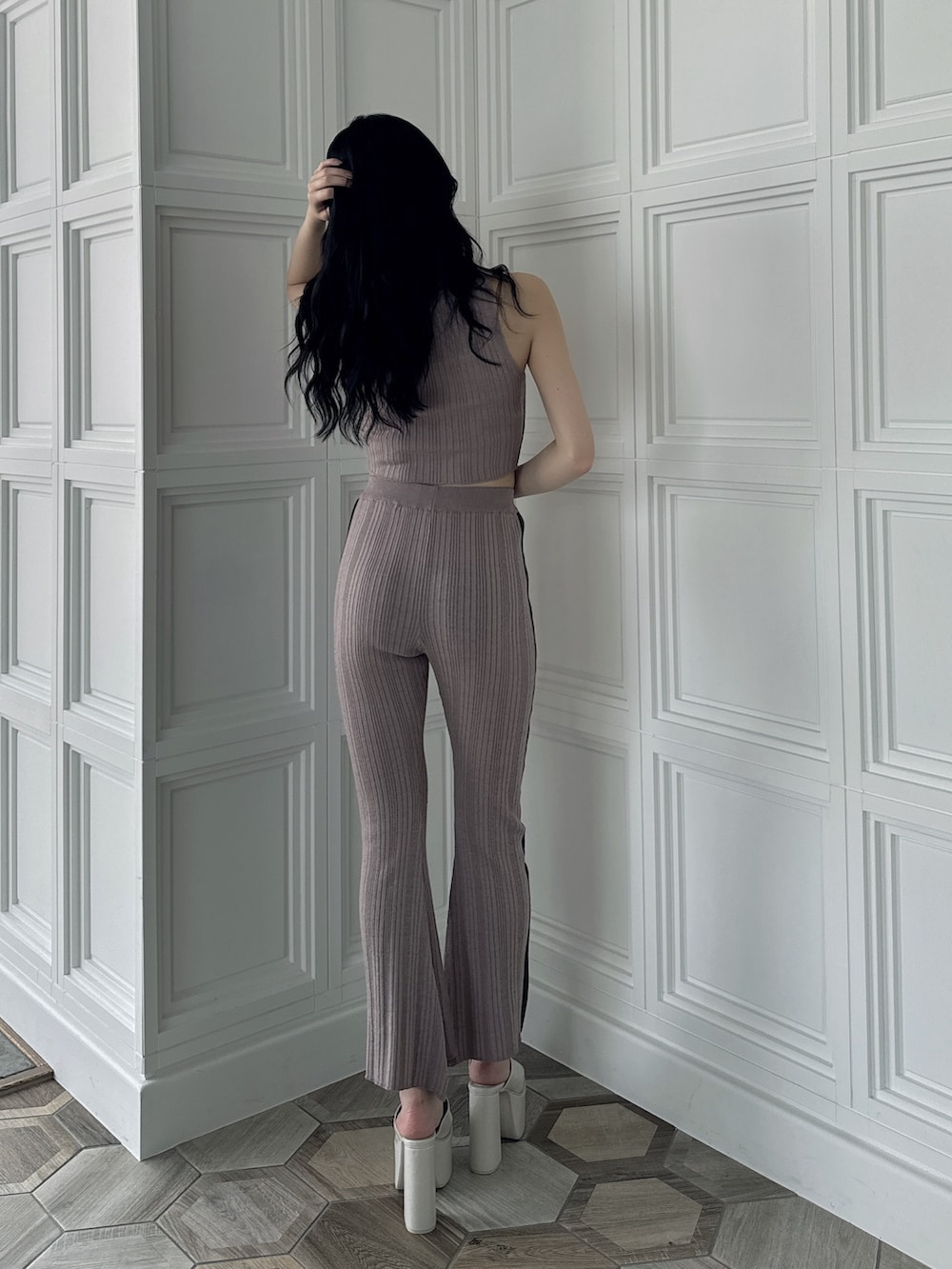 ピンク系のニット/セーター、ピンク系のその他パンツ、ホワイト系のサンダルを着用したレディースの夏コーディネートの2枚目の写真