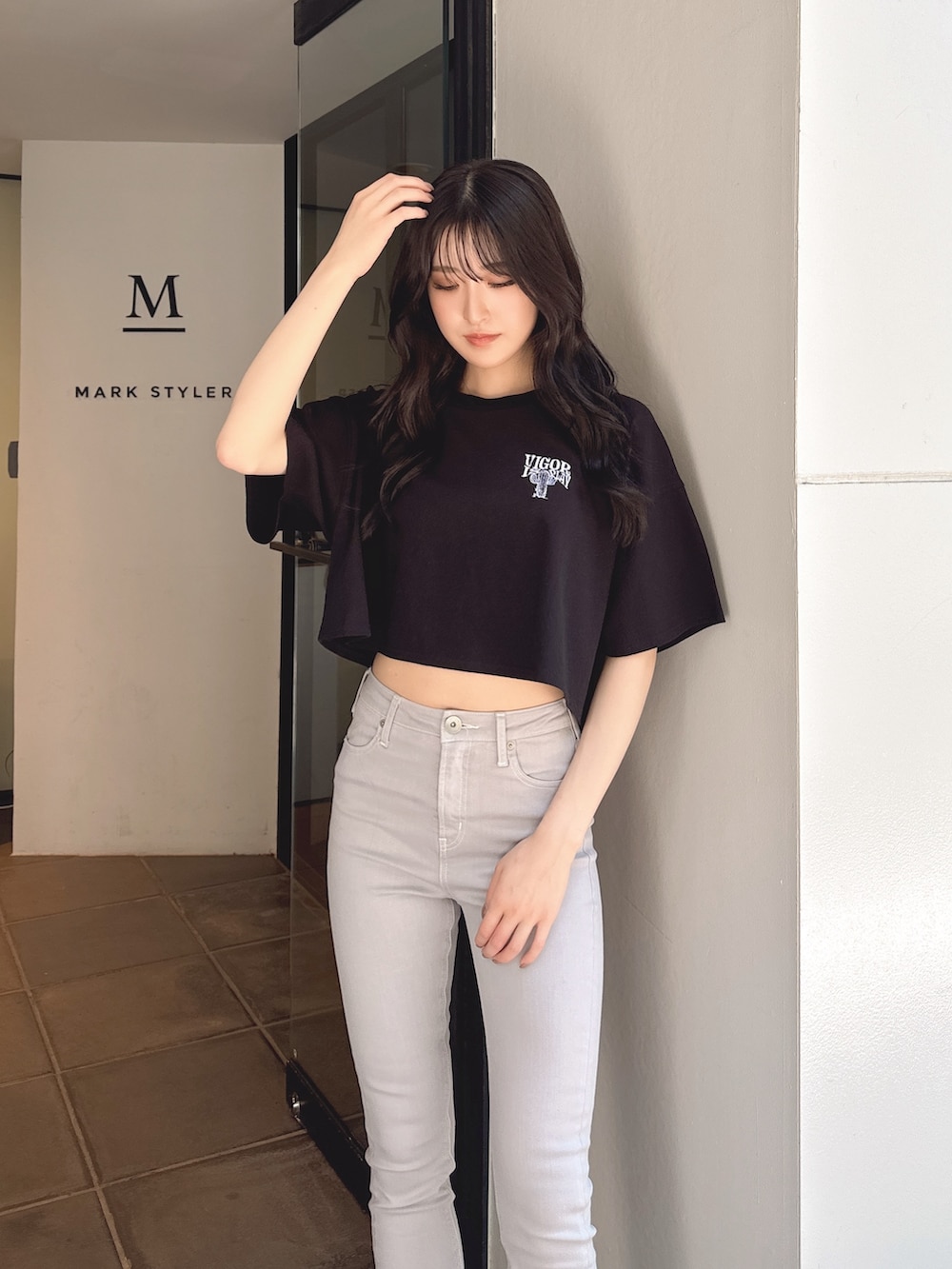 ブラック系のTシャツ/カットソー、グレー系のその他パンツ、ブラック系のサンダルを着用したレディースの夏コーディネートの2枚目の写真