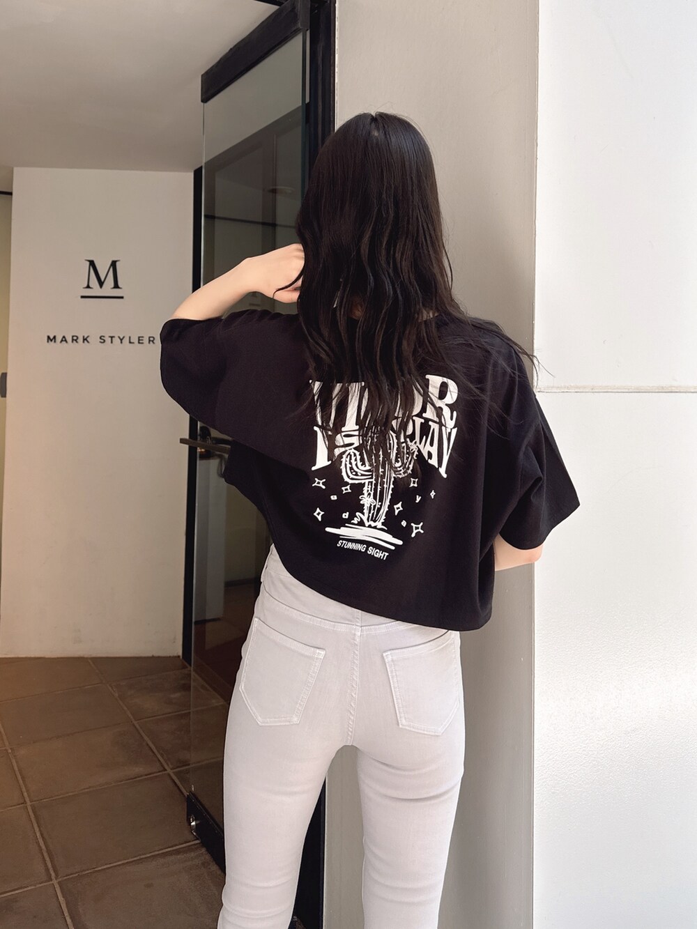 ブラック系のTシャツ/カットソー、グレー系のその他パンツ、ブラック系のサンダルを着用したレディースの夏コーディネートの3枚目の写真