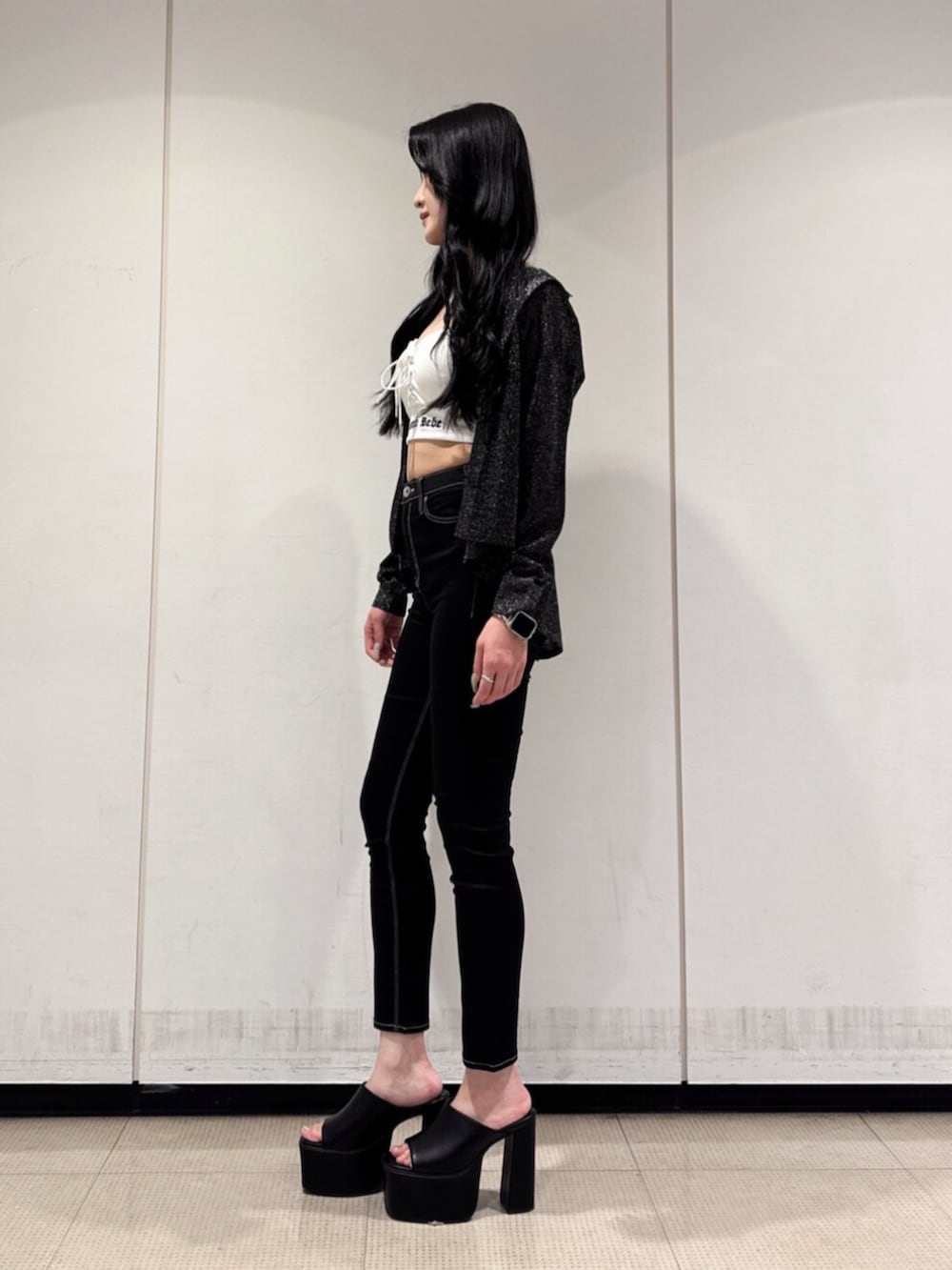 ブラック系のデニムパンツ、ブラック系のサンダル、ブラック系のシャツ/ブラウスを着用したレディースの夏コーディネートの2枚目の写真