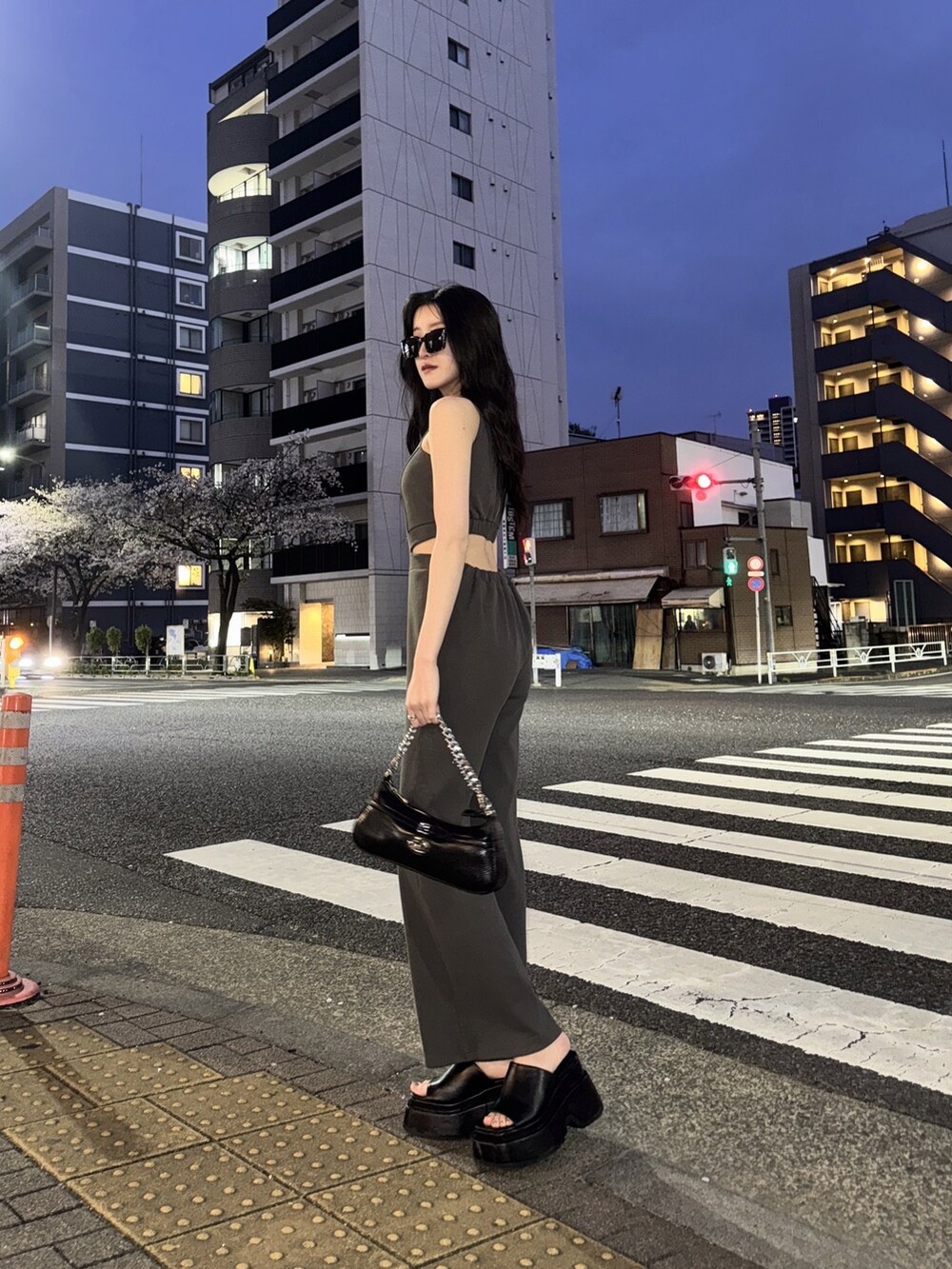 グレー系のつなぎ/オールインワン、ブラック系のサンダル、ブラック系のハンドバッグを着用したレディースの春コーディネートの3枚目の写真