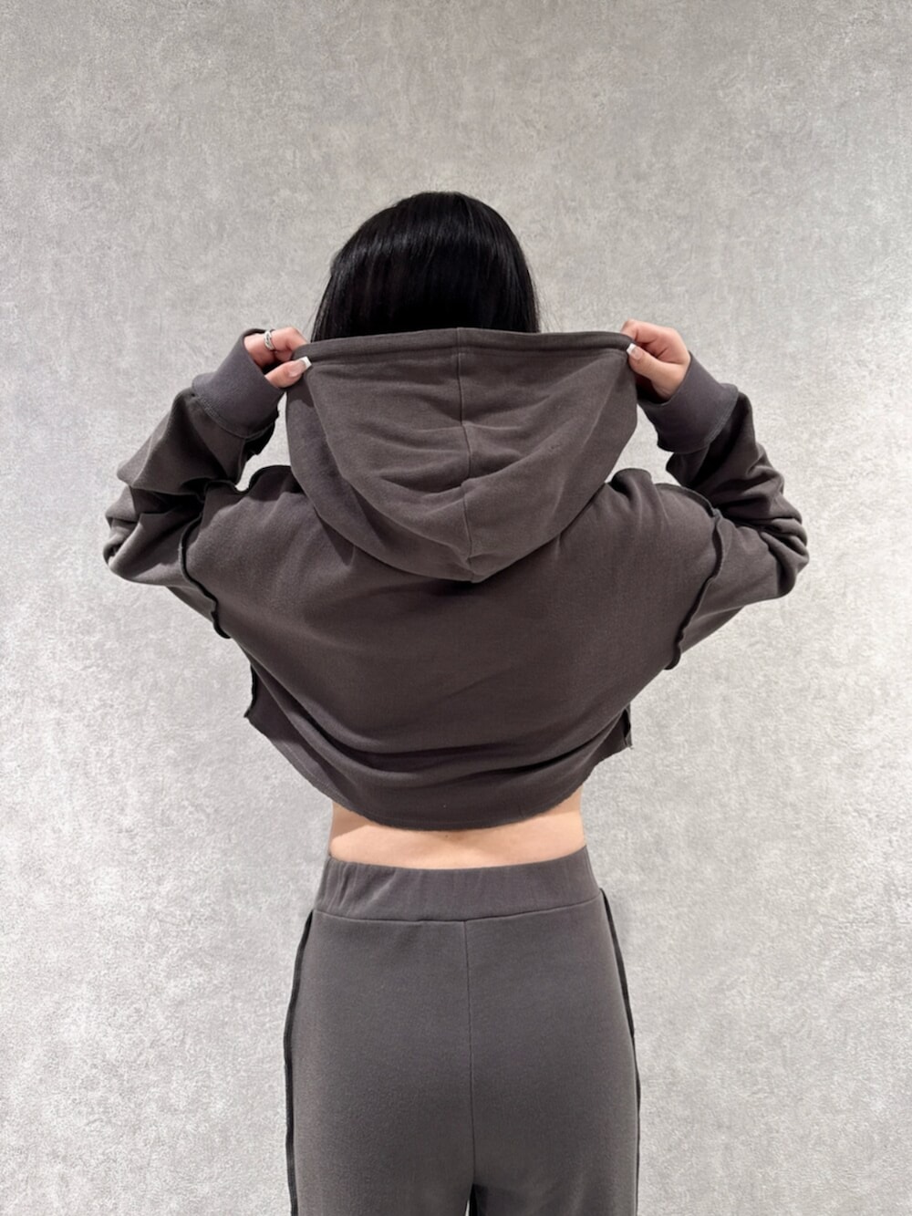 ブラック系のスニーカー、グレー系のTシャツ/カットソー、グレー系のその他パンツを着用したレディースの夏コーディネートの6枚目の写真