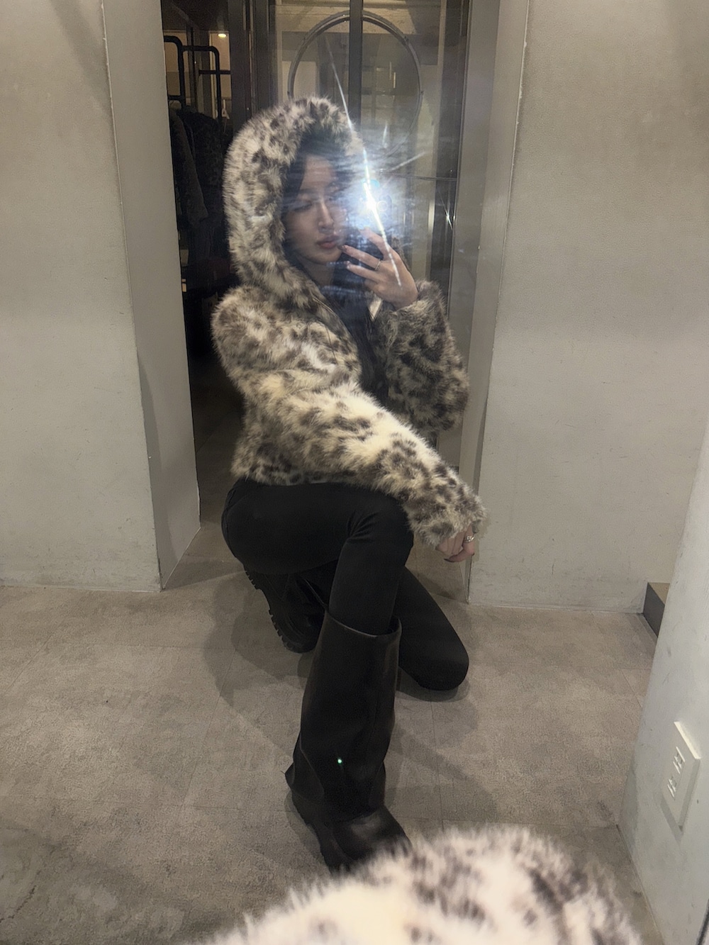 その他のブルゾン、ブラック系のデニムパンツ、ブラック系のブーツを着用したレディースの冬コーディネートの3枚目の写真