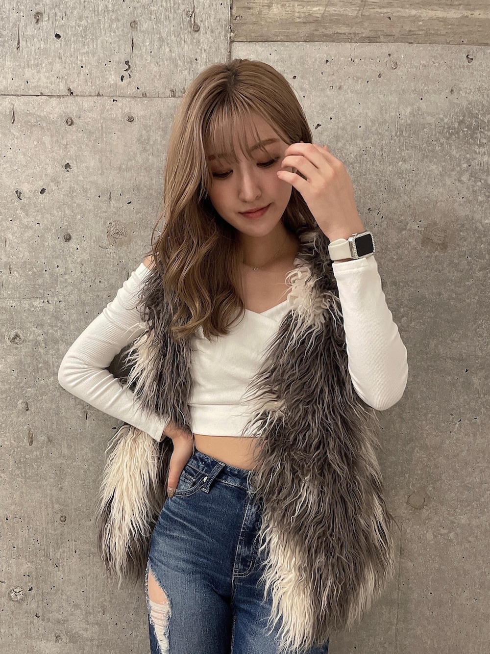 ホワイト系のTシャツ/カットソー、その他のベスト、ブルー系のデニムパンツを着用したレディースの秋コーディネートの3枚目の写真