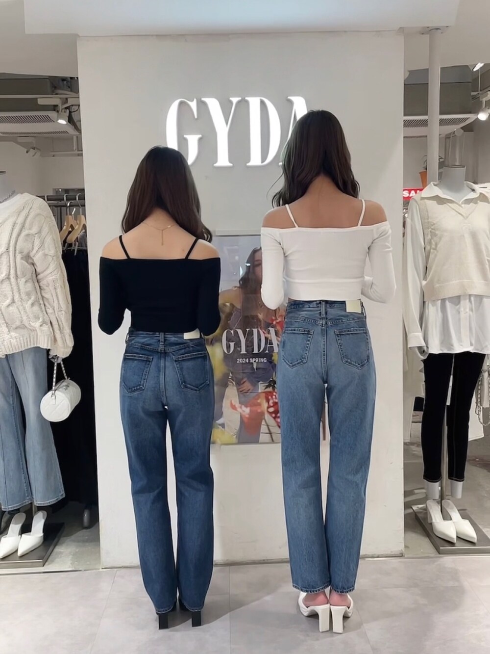 ホワイト系のTシャツ/カットソー、ブルー系のデニムパンツ、ホワイト系のパンプスを着用したレディースの春コーディネートの3枚目の写真