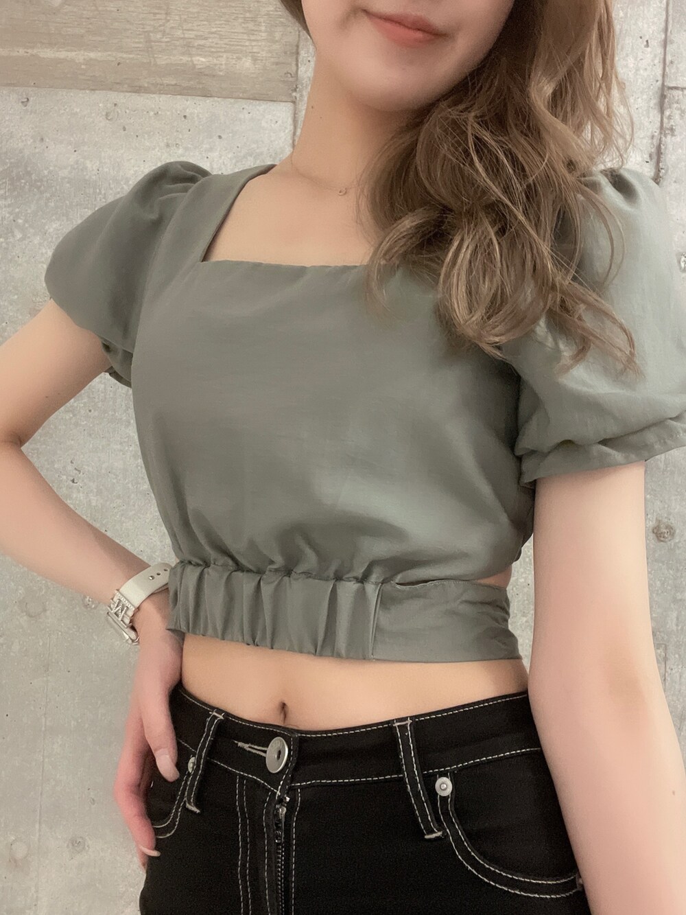 グリーン系のシャツ/ブラウス、ブラック系のデニムパンツ、ベージュ系のサンダルを着用したレディースの夏コーディネートの5枚目の写真