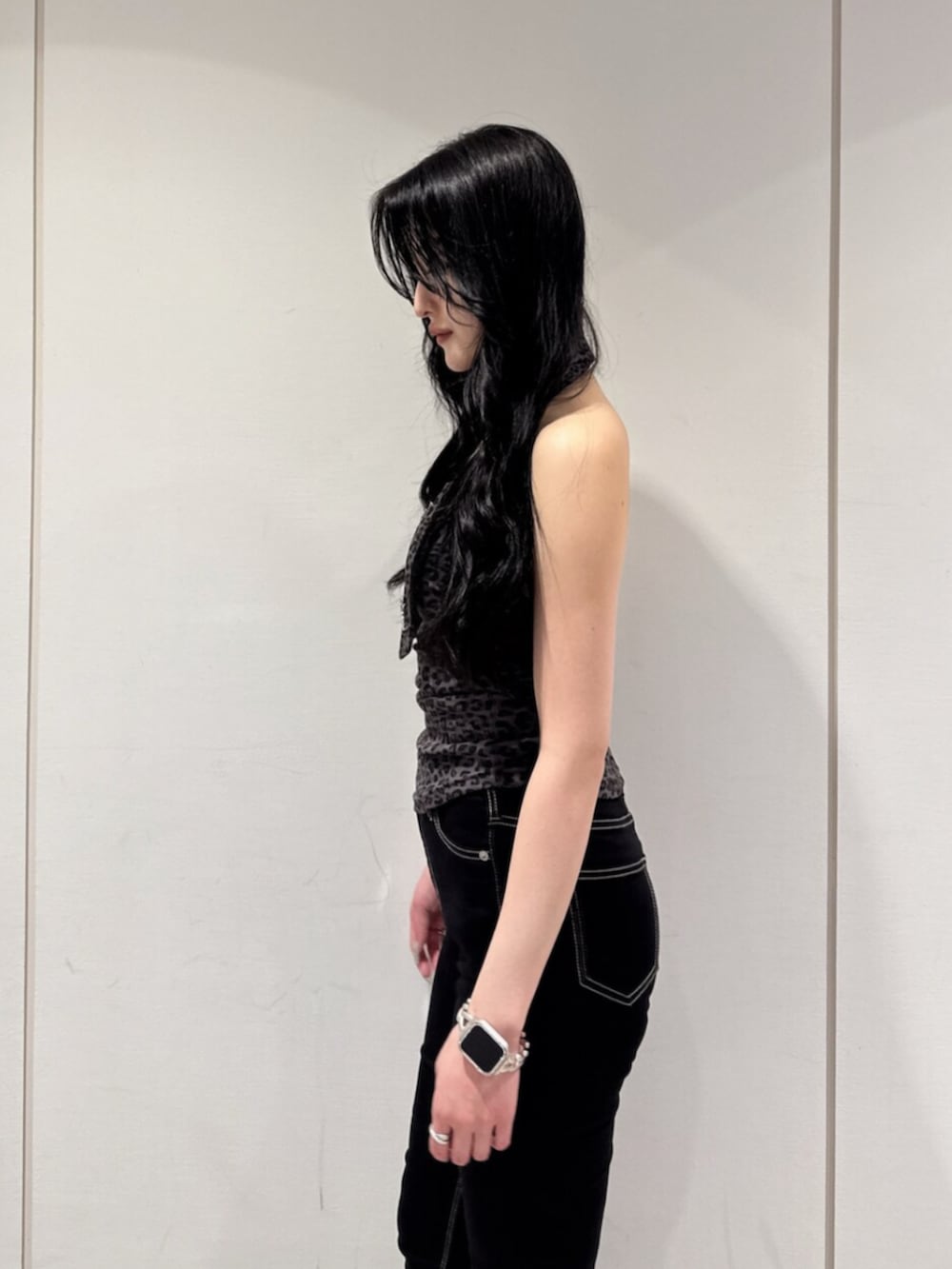 ブラック系のデニムパンツ、ブラック系のサンダル、その他のチューブトップを着用したレディースの夏コーディネートの5枚目の写真