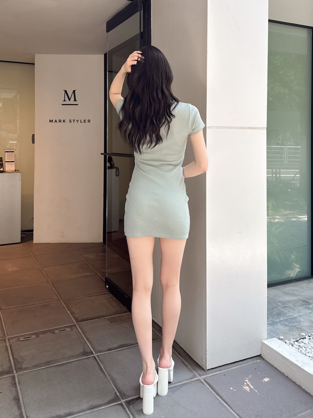 グリーン系のワンピース、ホワイト系のサンダルを着用したレディースの夏コーディネートの2枚目の写真