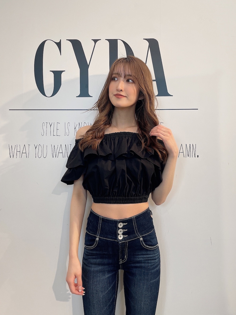 「GYDA、gydaデニム、オフショル、オフショルブラウス、デニム、デニムパンツ、デニムコーデ、スキニーデニム、スキニー、春夏コーデ、春服、モノトーンコーデ、きれいめカジュアル、カジュアル、カジュアルコーデ」｜「GYDAのフリルオフショルブラウス（シャツ/ブラウス、ブラック系）」を使った、maiさん（レディース・167cm）の春コーディネートの4枚目の写真