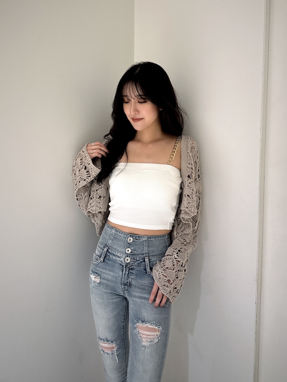 ベージュ系のカーディガン/ボレロ、ホワイト系のカーディガン/ボレロ、ブルー系のデニムパンツを着用したレディースの夏コーディネートの3枚目の写真