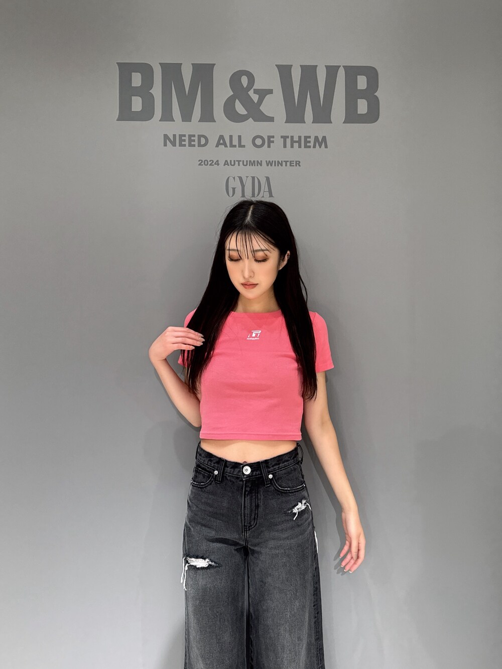 ピンク系のTシャツ/カットソー、ブラック系のデニムパンツ、ブラック系のパンプスを着用したレディースの夏コーディネートの3枚目の写真