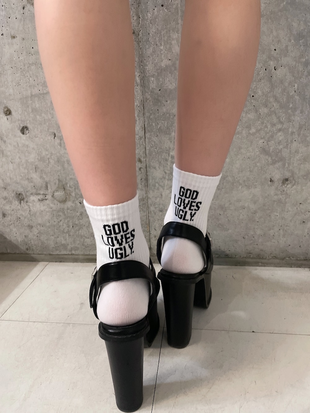 ホワイト系のTシャツ/カットソー、ブルー系のデニムパンツ、ブラック系のサンダルを着用したレディースの春コーディネートの7枚目の写真