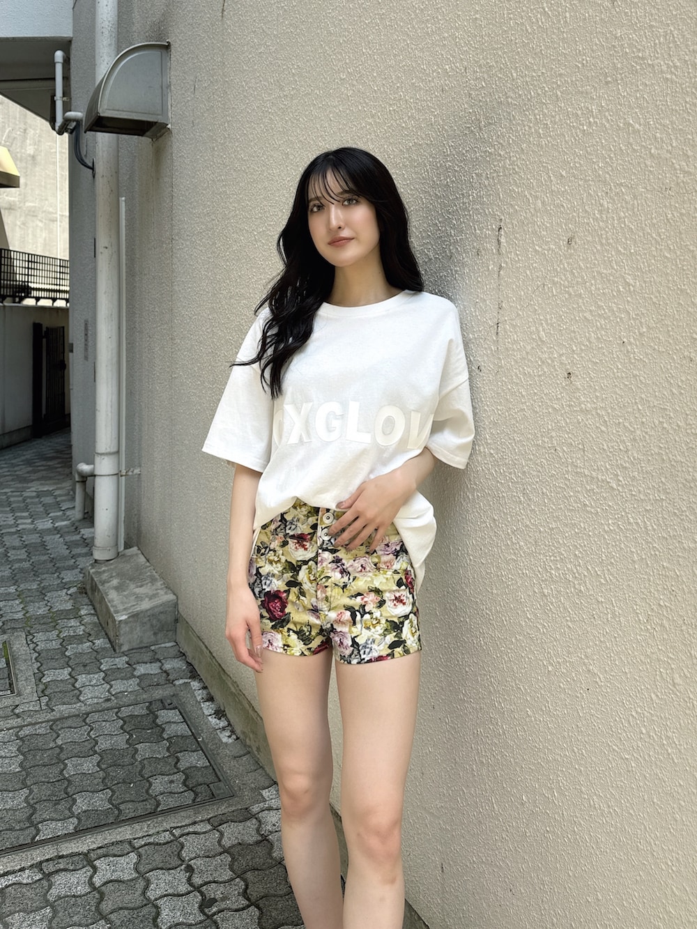 ホワイト系のTシャツ/カットソー、その他のその他パンツ、ホワイト系のサンダルを着用したレディースの夏コーディネートの2枚目の写真