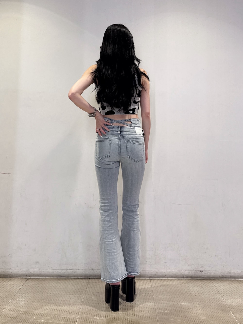 その他のニット/セーター、ブルー系のデニムパンツ、ブラック系のサンダルを着用したレディースの夏コーディネートの3枚目の写真