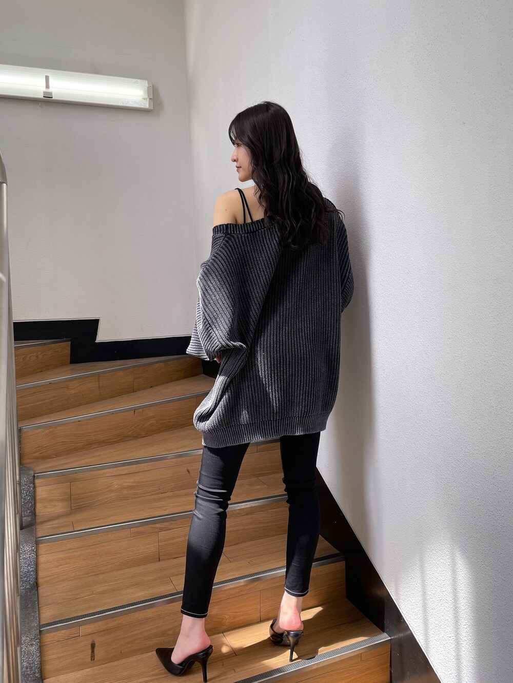 グレー系のカーディガン/ボレロ、ブラック系のキャミソール、ブラック系のデニムパンツを着用したレディースの夏コーディネートの3枚目の写真