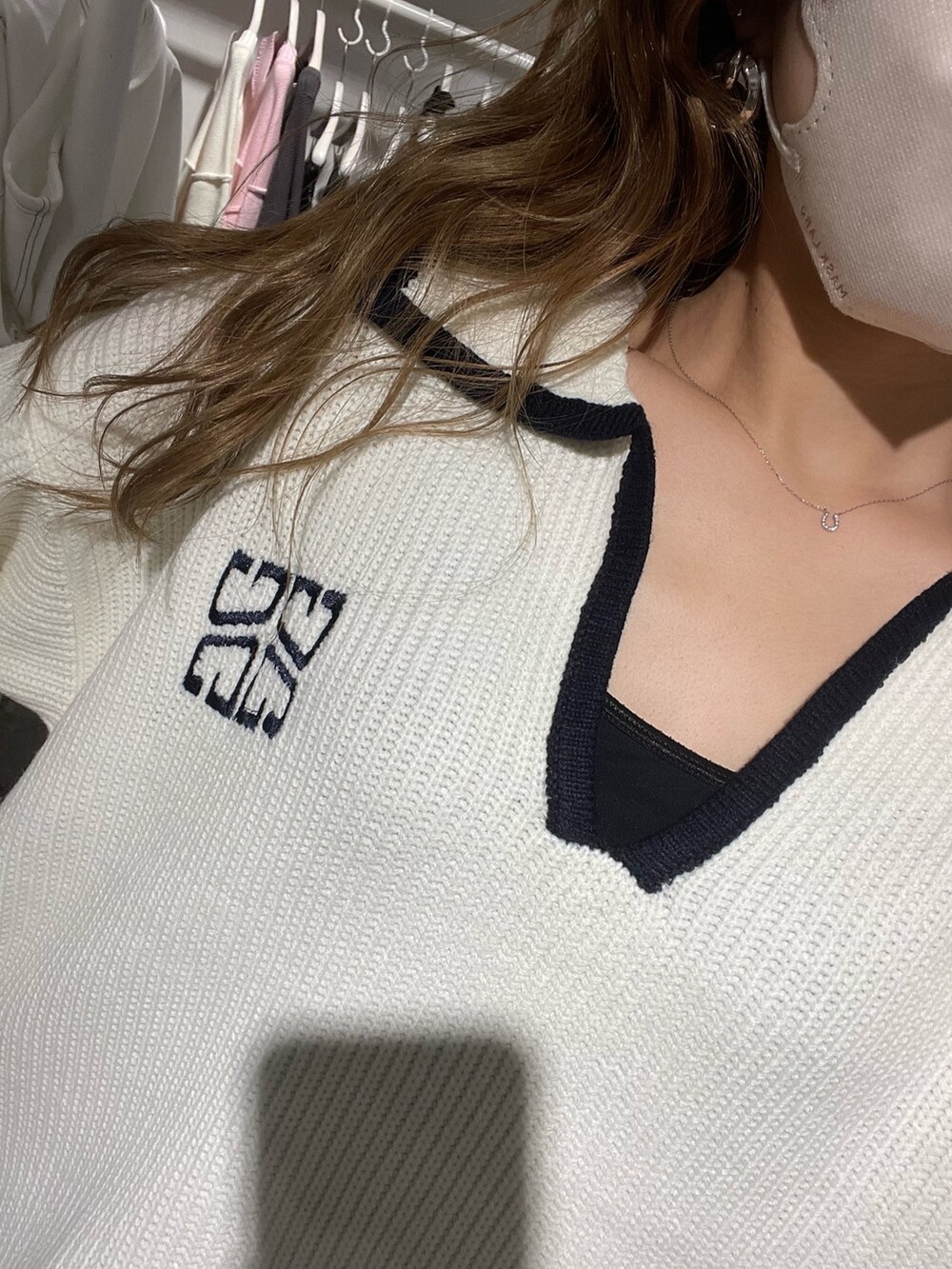 ホワイト系のニット/セーター、ブラック系のスカート、ブラック系のブーツを着用したレディースの冬コーディネートの3枚目の写真