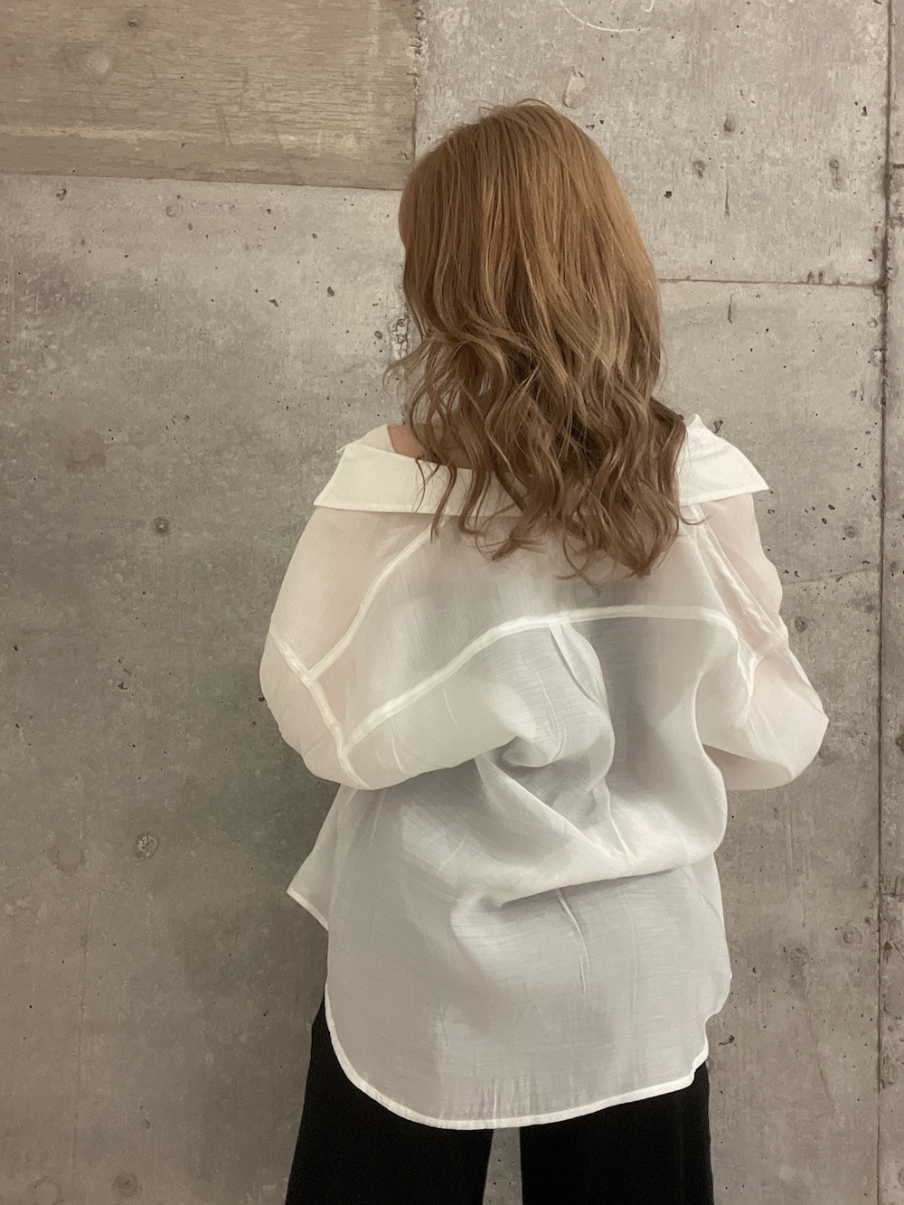 ブラック系のつなぎ/オールインワン、ホワイト系のシャツ/ブラウス、ホワイト系のサンダルを着用したレディースの春コーディネートの5枚目の写真