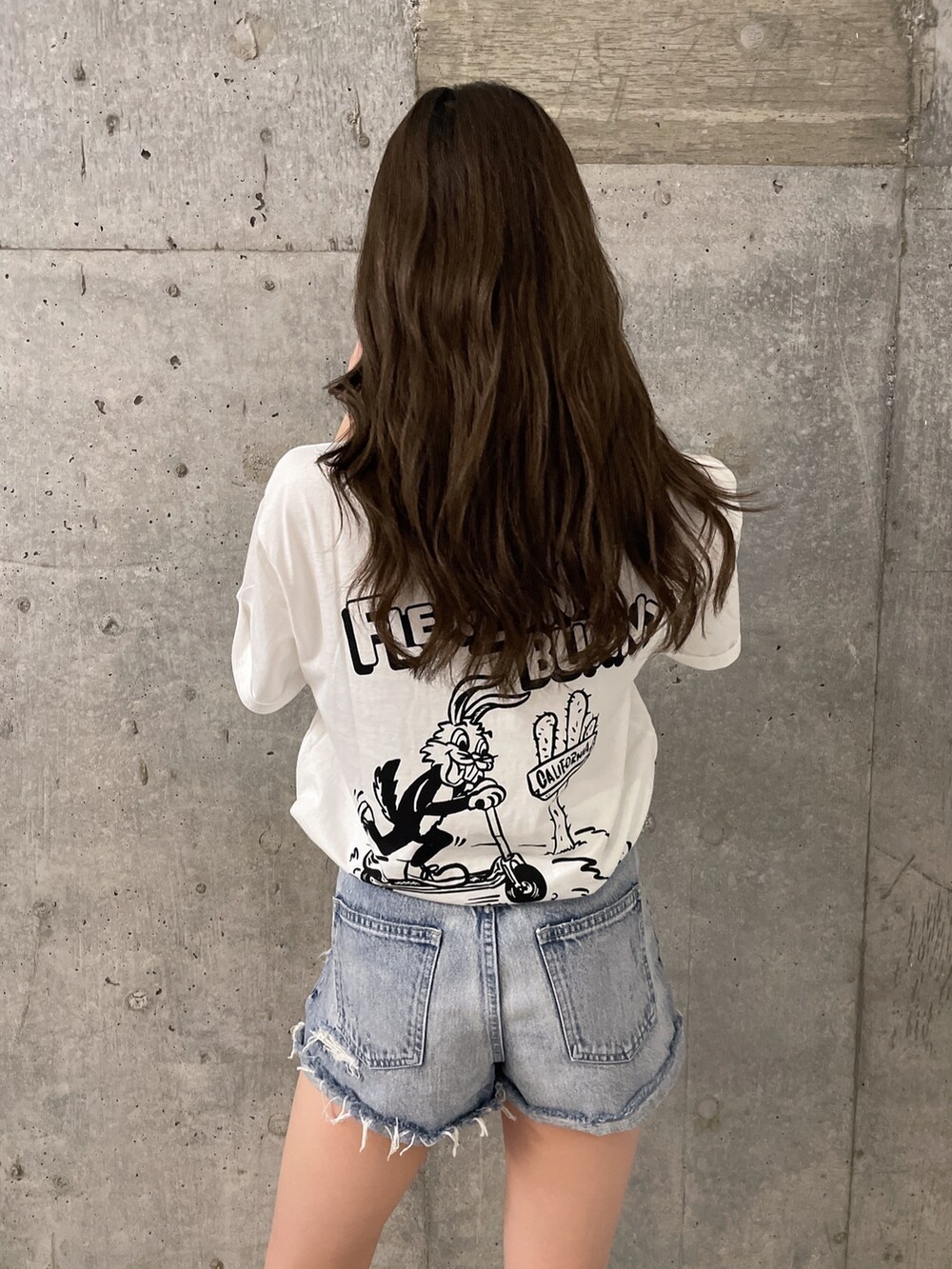 ホワイト系のTシャツ/カットソー、ブルー系のデニムパンツ、ブラック系のサンダルを着用したレディースの春コーディネートの4枚目の写真