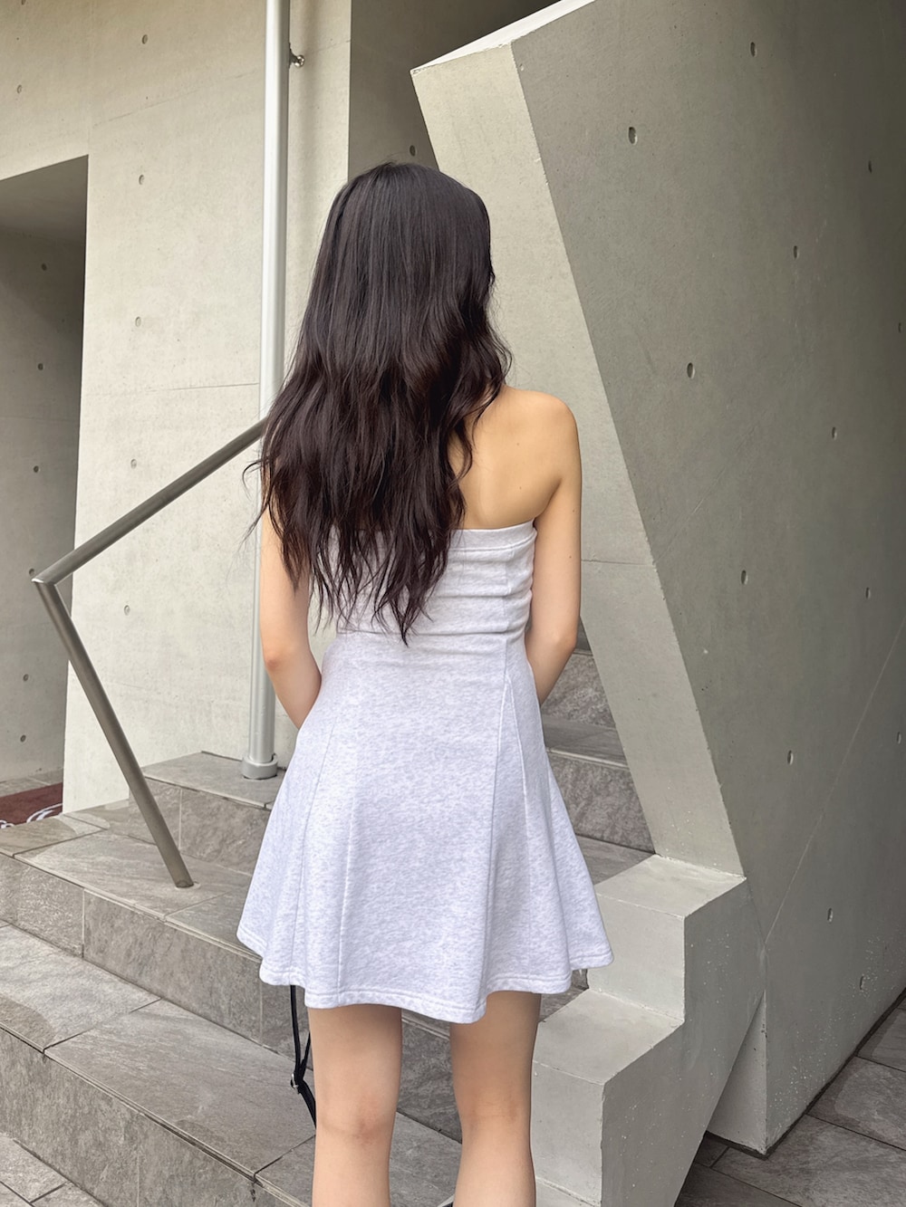 グレー系のワンピースを着用したレディースの夏コーディネートの4枚目の写真