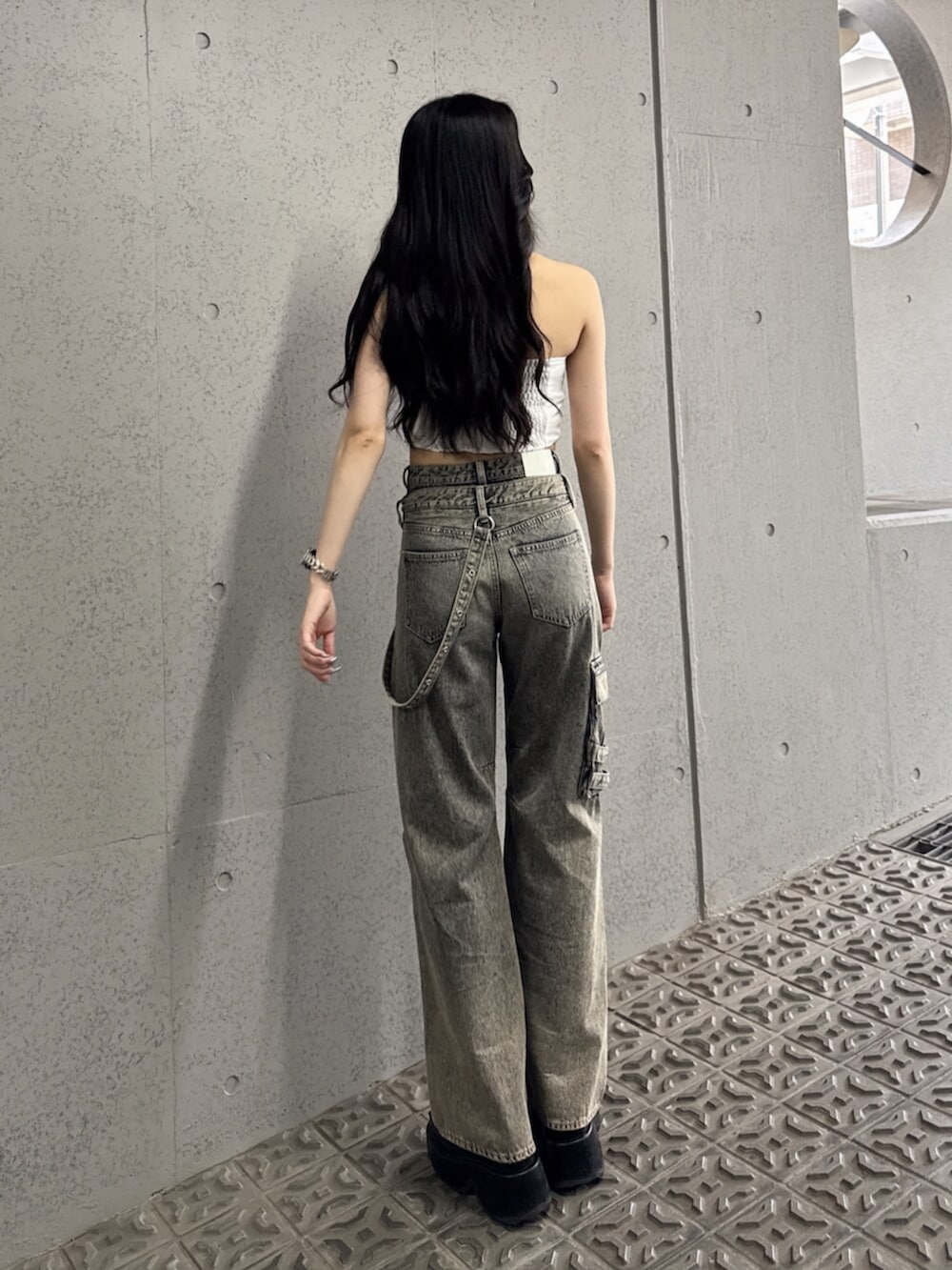 ブルー系のデニムパンツ、ホワイト系のシャツ/ブラウスを着用したレディースの夏コーディネートの3枚目の写真