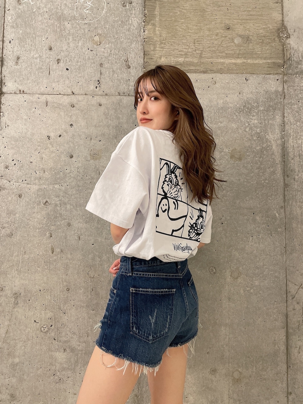 ホワイト系のTシャツ/カットソー、ブルー系のデニムパンツ、ホワイト系のパンプスを着用したレディースの春コーディネートの3枚目の写真