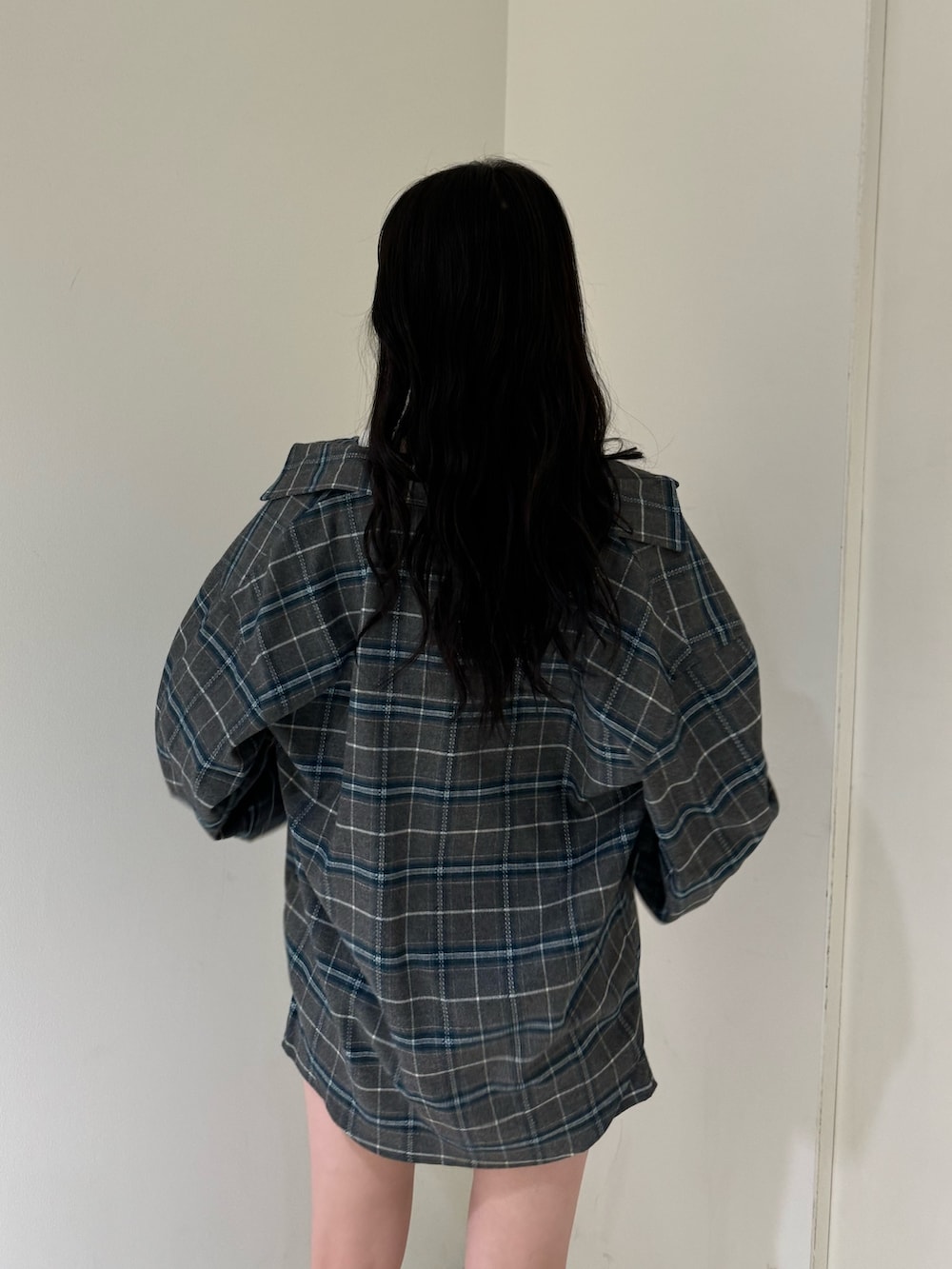 ホワイト系のTシャツ/カットソー、グレー系のシャツ/ブラウス、グレー系のその他パンツを着用したレディースの夏コーディネートの5枚目の写真