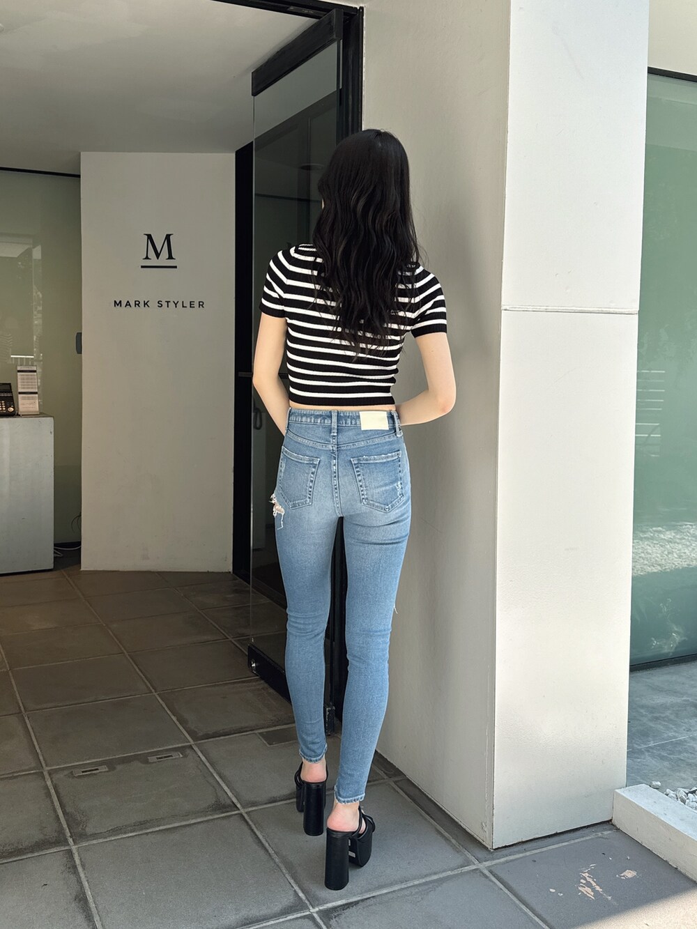 その他のニット/セーター、ブルー系のデニムパンツ、ブラック系のサンダルを着用したレディースの夏コーディネートの2枚目の写真