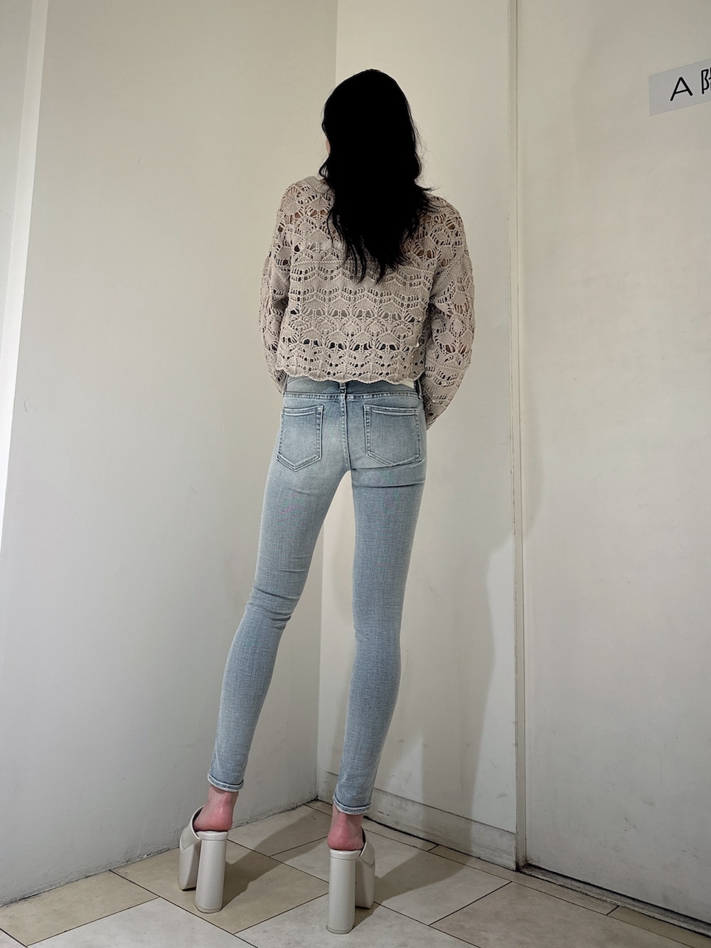 ベージュ系のカーディガン/ボレロ、ホワイト系のカーディガン/ボレロ、ブルー系のデニムパンツを着用したレディースの夏コーディネートの2枚目の写真