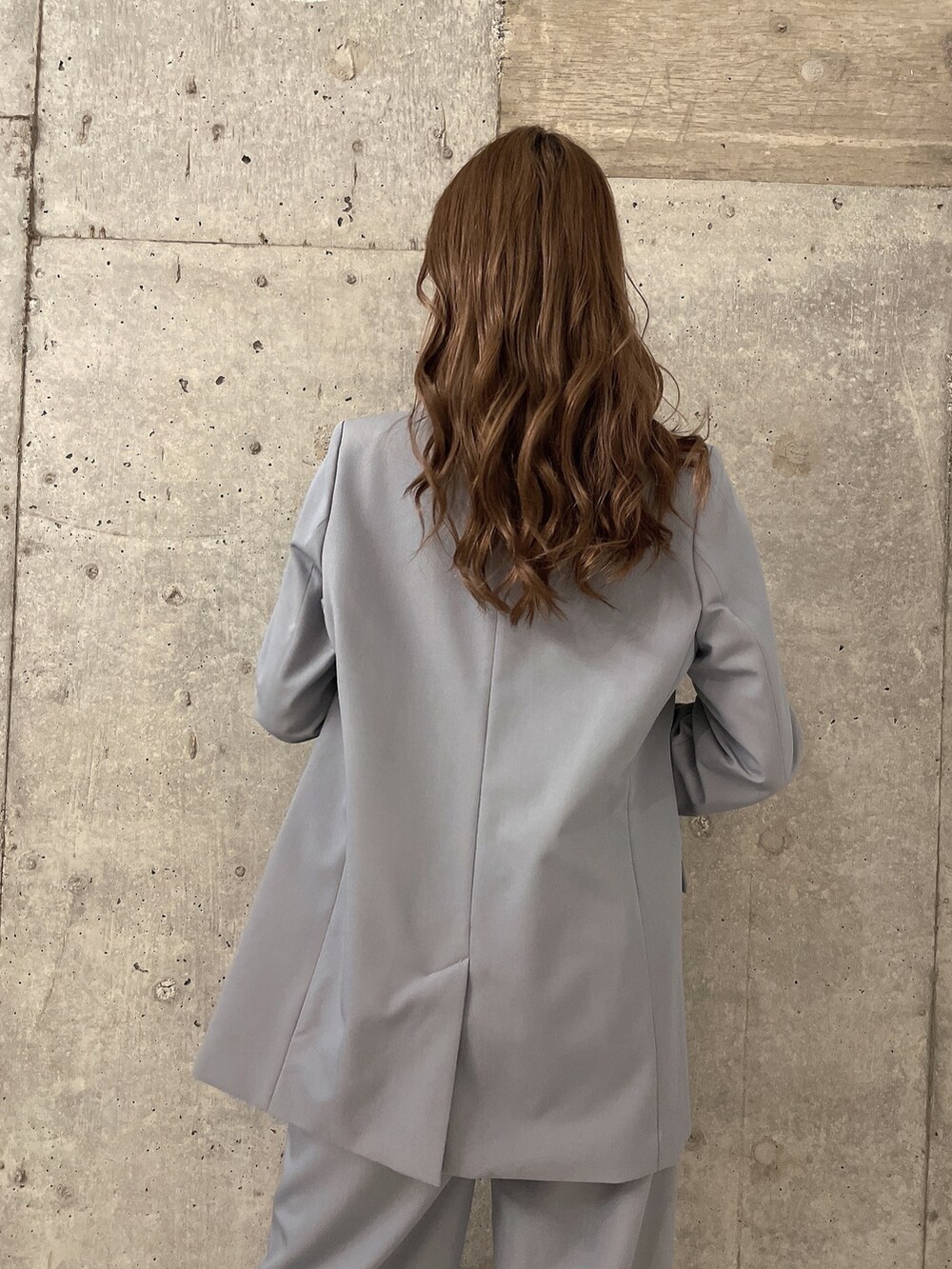 ブルー系のテーラードジャケット、ブルー系のその他パンツ、ホワイト系のTシャツ/カットソーを着用したレディースの春コーディネートの4枚目の写真
