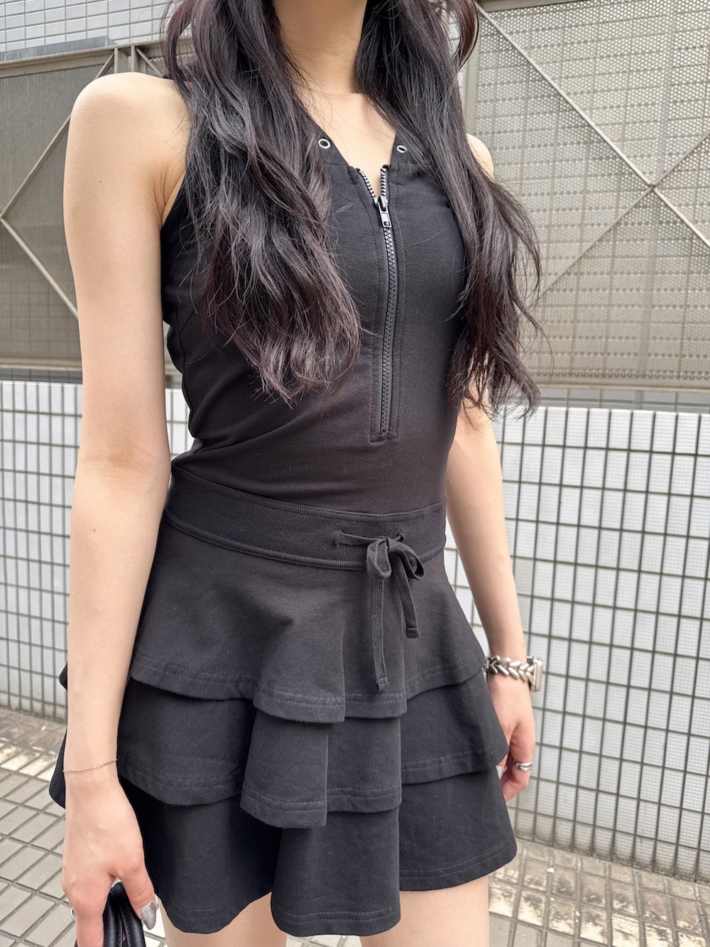 ブラック系のワンピース、ブラック系のボストンバッグ、ブラック系のキャップを着用したレディースの夏コーディネートの7枚目の写真