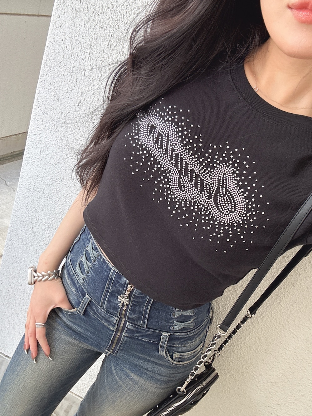 ブラック系のTシャツ/カットソー、ブルー系のデニムパンツ、ブラック系のサンダルを着用したレディースの春コーディネートの3枚目の写真