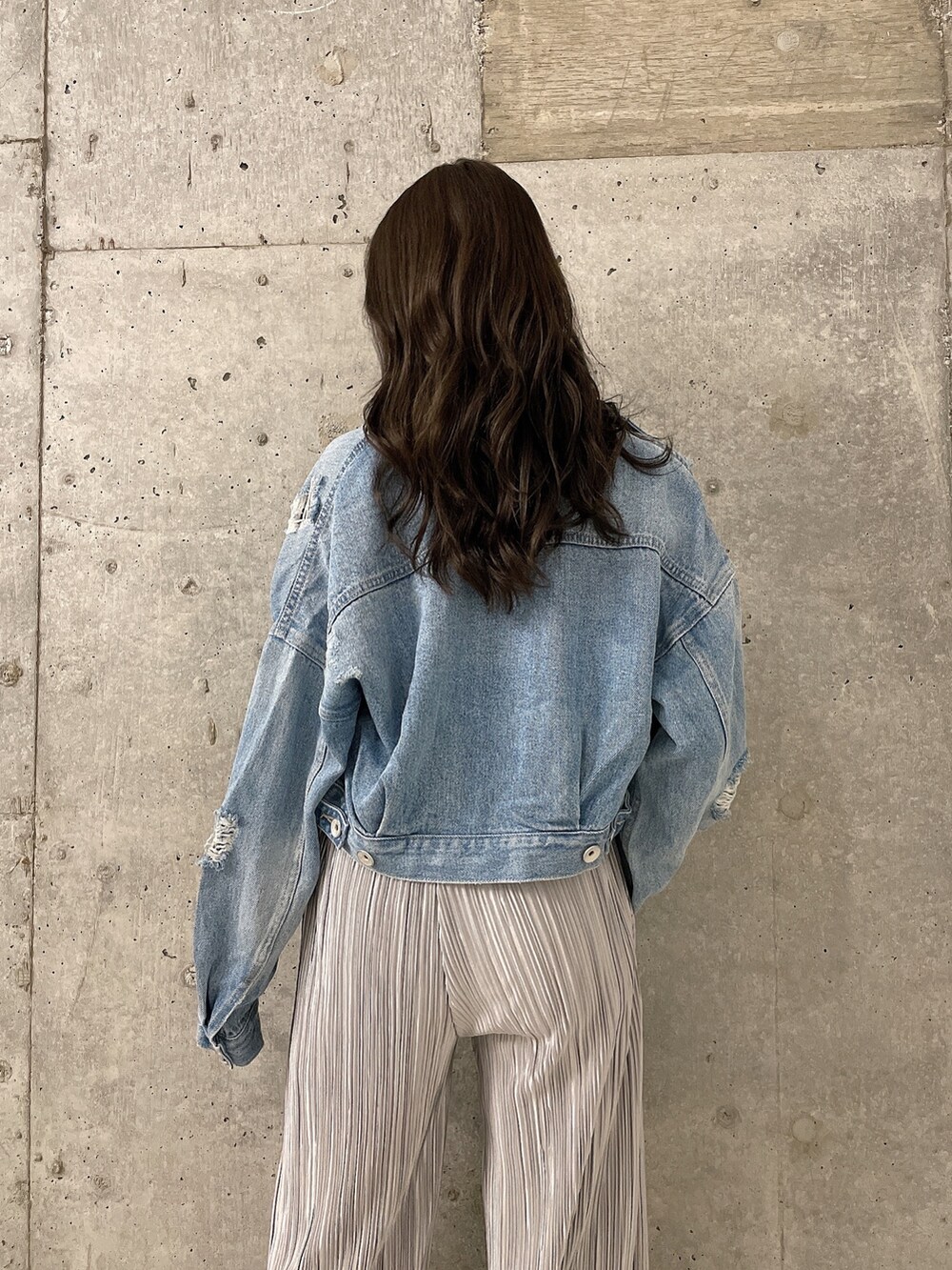 グレー系のキャミソール、ブルー系のデニムジャケット、グレー系のその他パンツを着用したレディースの春コーディネートの4枚目の写真