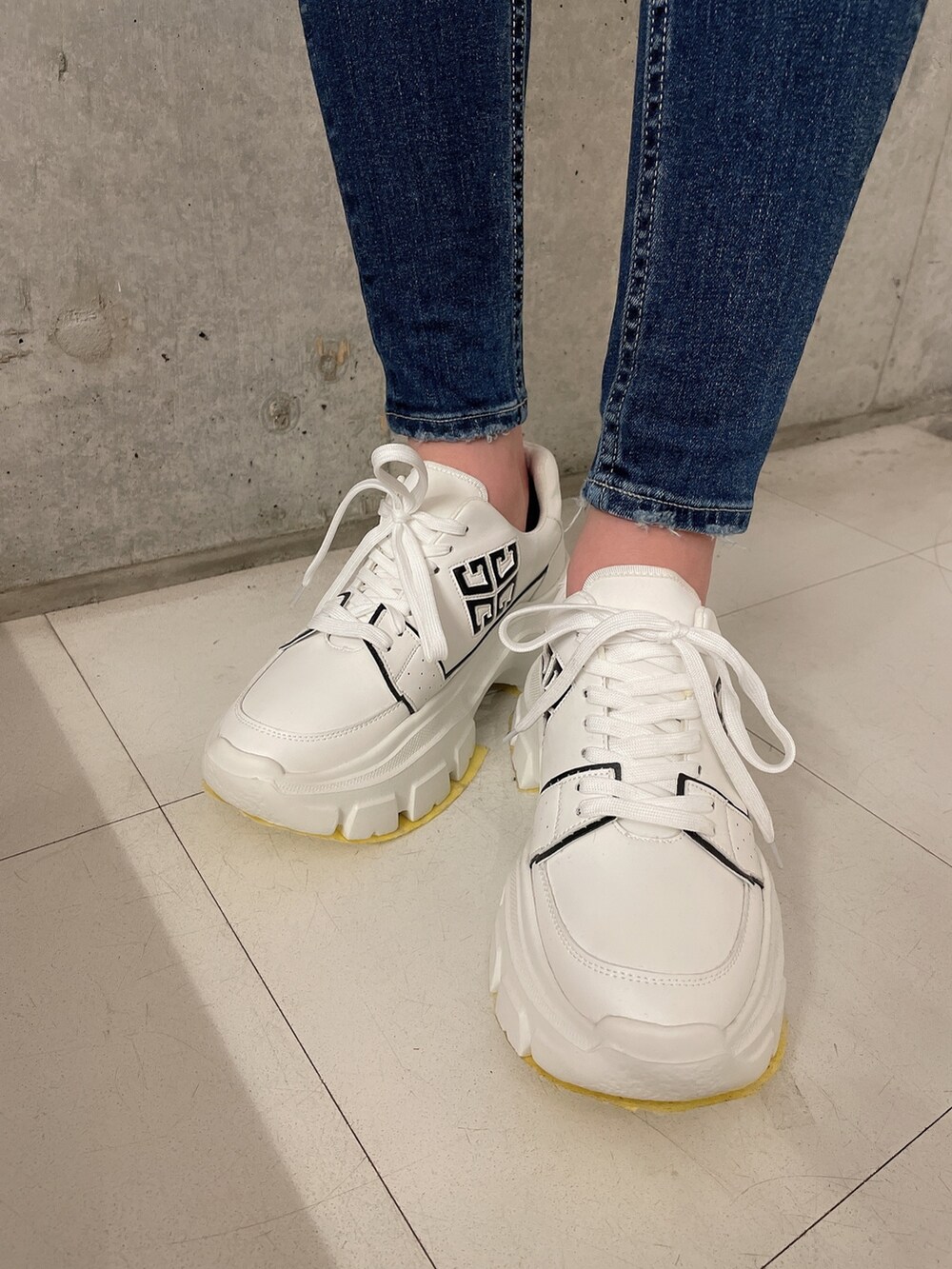 ホワイト系のスウェット、ブルー系のデニムパンツ、ホワイト系のスニーカーを着用したレディースの冬コーディネートの6枚目の写真