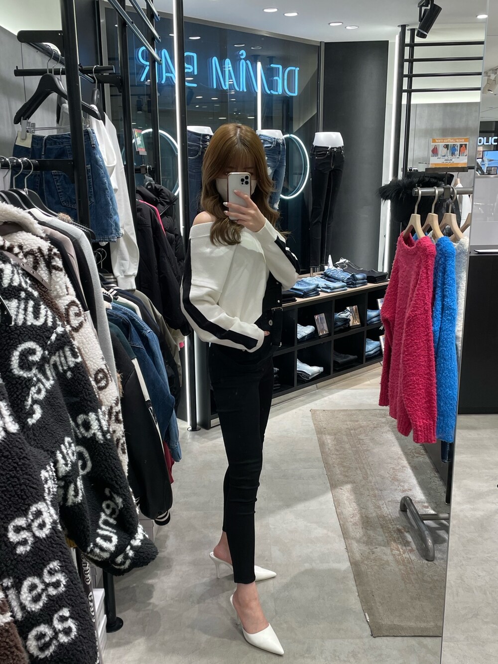 ホワイト系のニット/セーター、ブラック系のサロペット/オーバーオール、ホワイト系のパンプスを着用したレディースの冬コーディネートの2枚目の写真