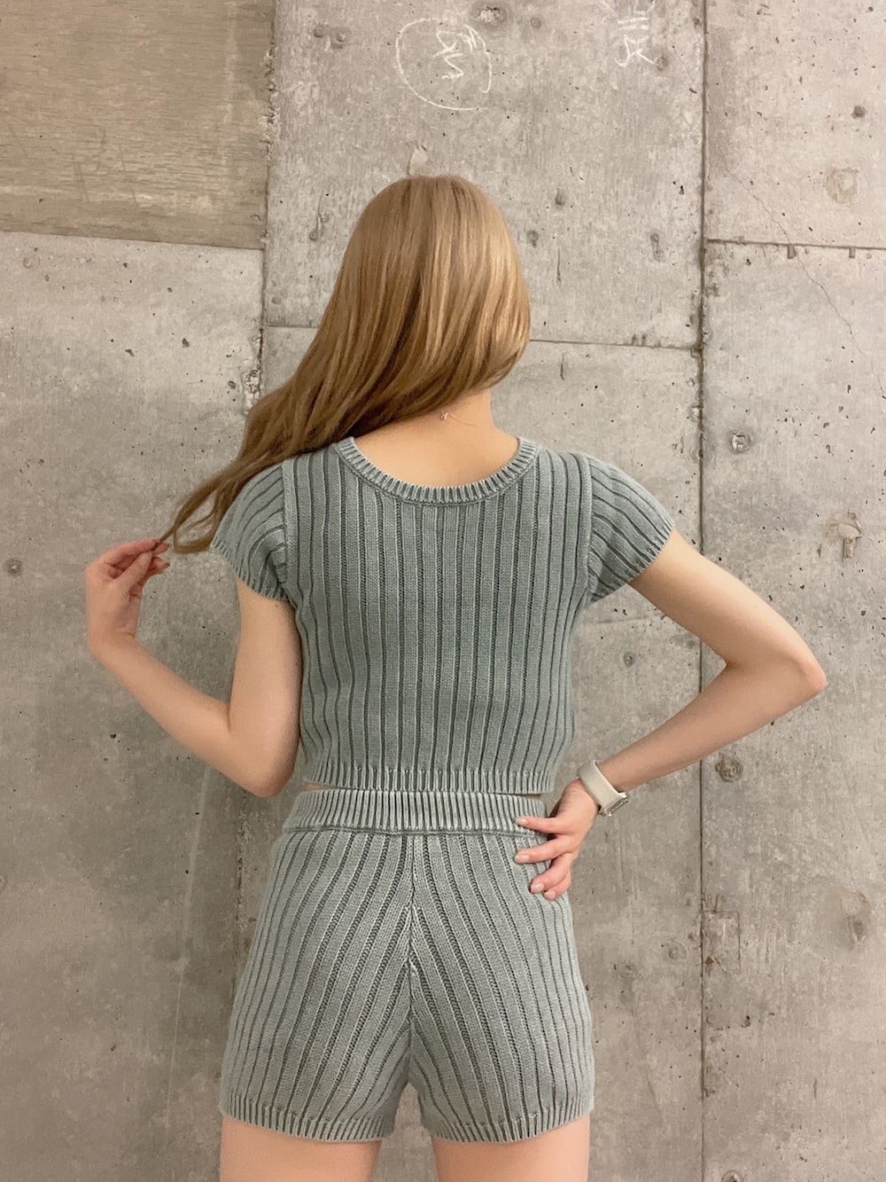 グリーン系のニット/セーター、ホワイト系のサンダル、グリーン系のその他パンツを着用したレディースの春コーディネートの4枚目の写真