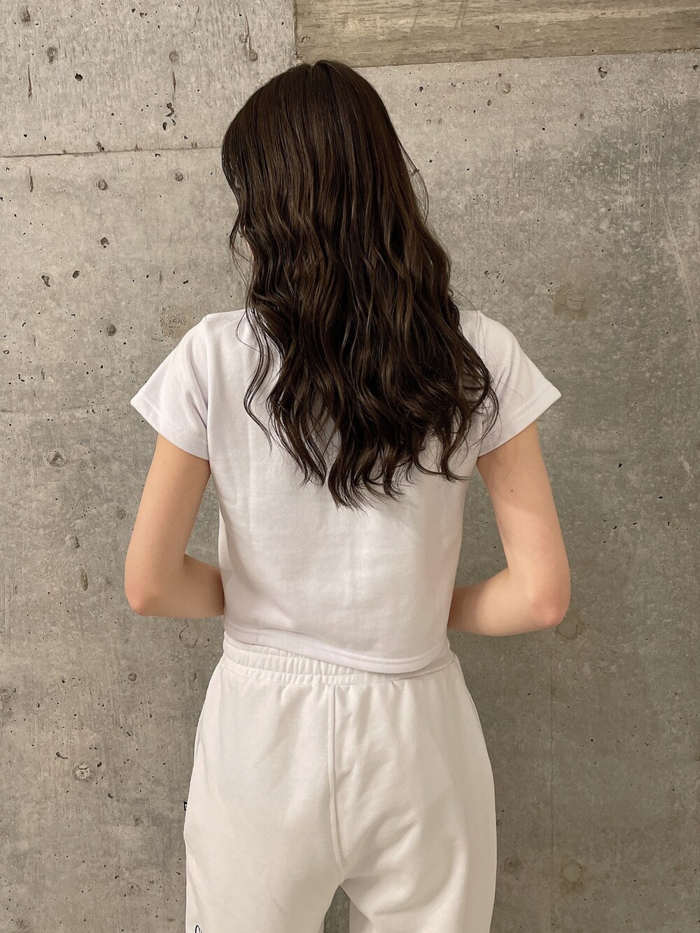 ホワイト系のTシャツ/カットソー、ホワイト系のスウェットパンツ、ブラック系のパンプスを着用したレディースの春コーディネートの4枚目の写真